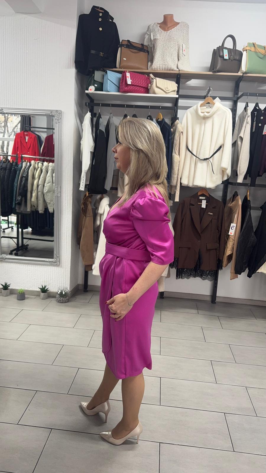 Rochie fuchsia cu decolteu petrecut și accesoriu decorativ în talie