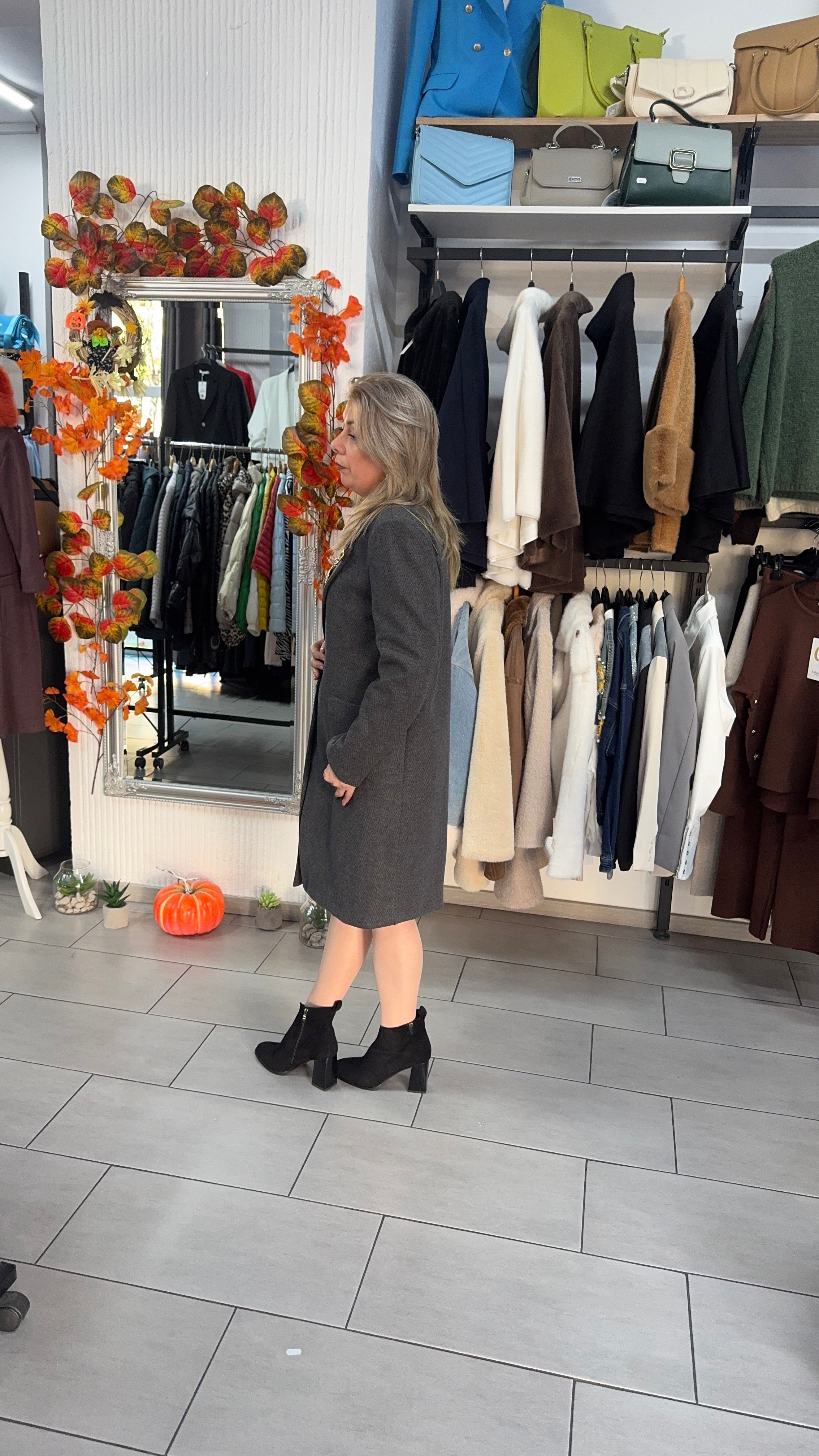 Palton elegant gri antracit cu revere și croială dreaptă