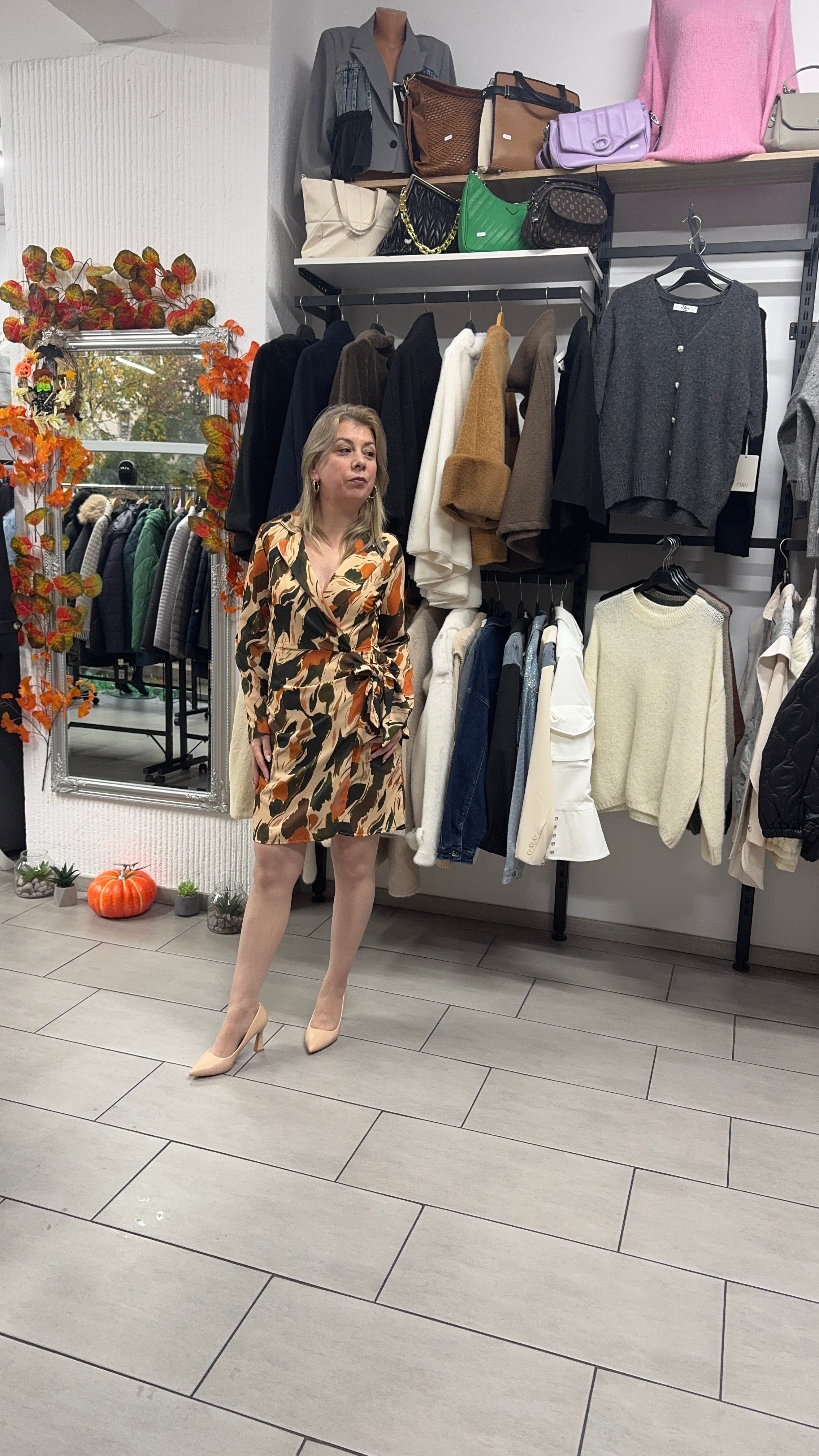 Rochie scurtă petrecută cu imprimeu abstract în nuanțe de toamnă