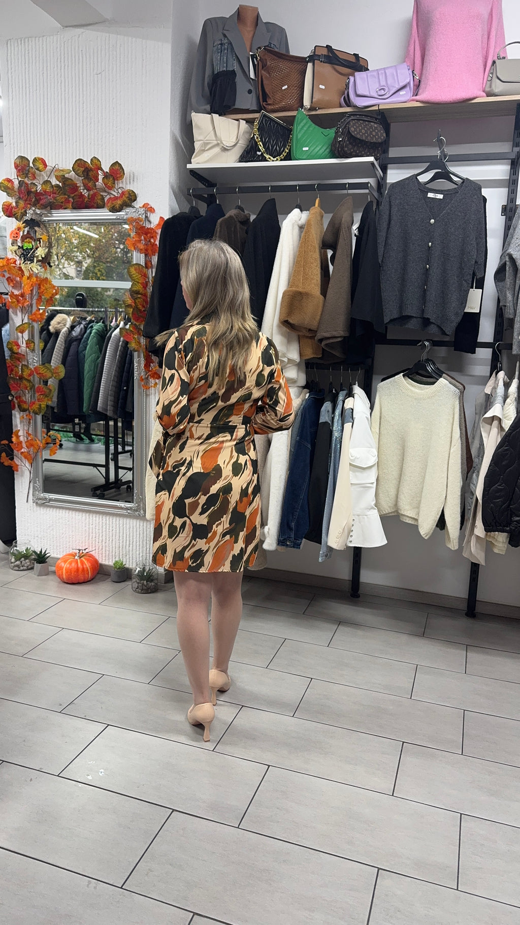 Rochie scurtă petrecută cu imprimeu abstract în nuanțe de toamnă