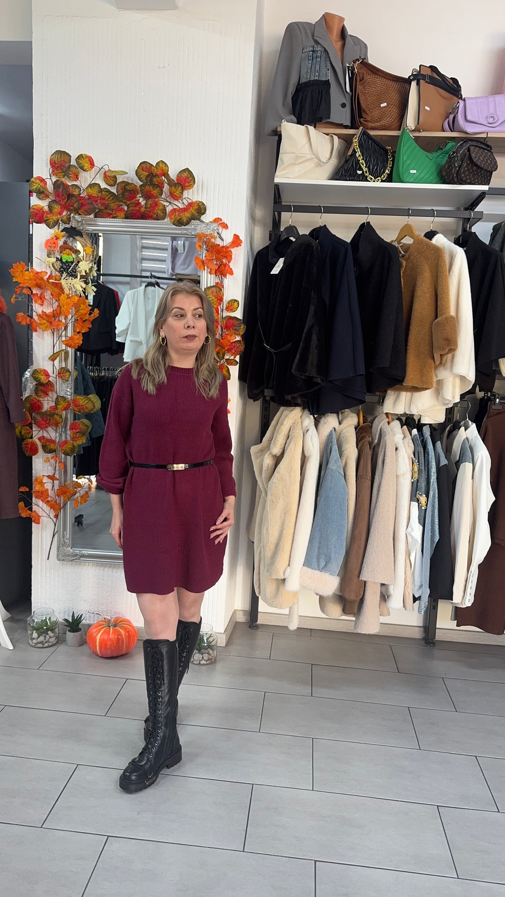 Rochie tricotată burgundy cu croi lejer și curea subțire