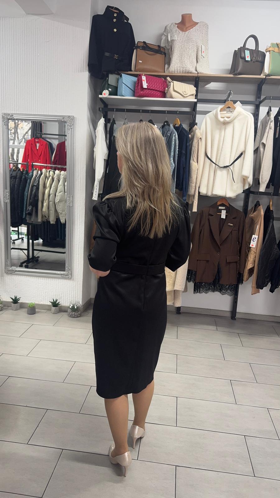 Rochie neagră cu decolteu petrecut și accesoriu decorativ în talie