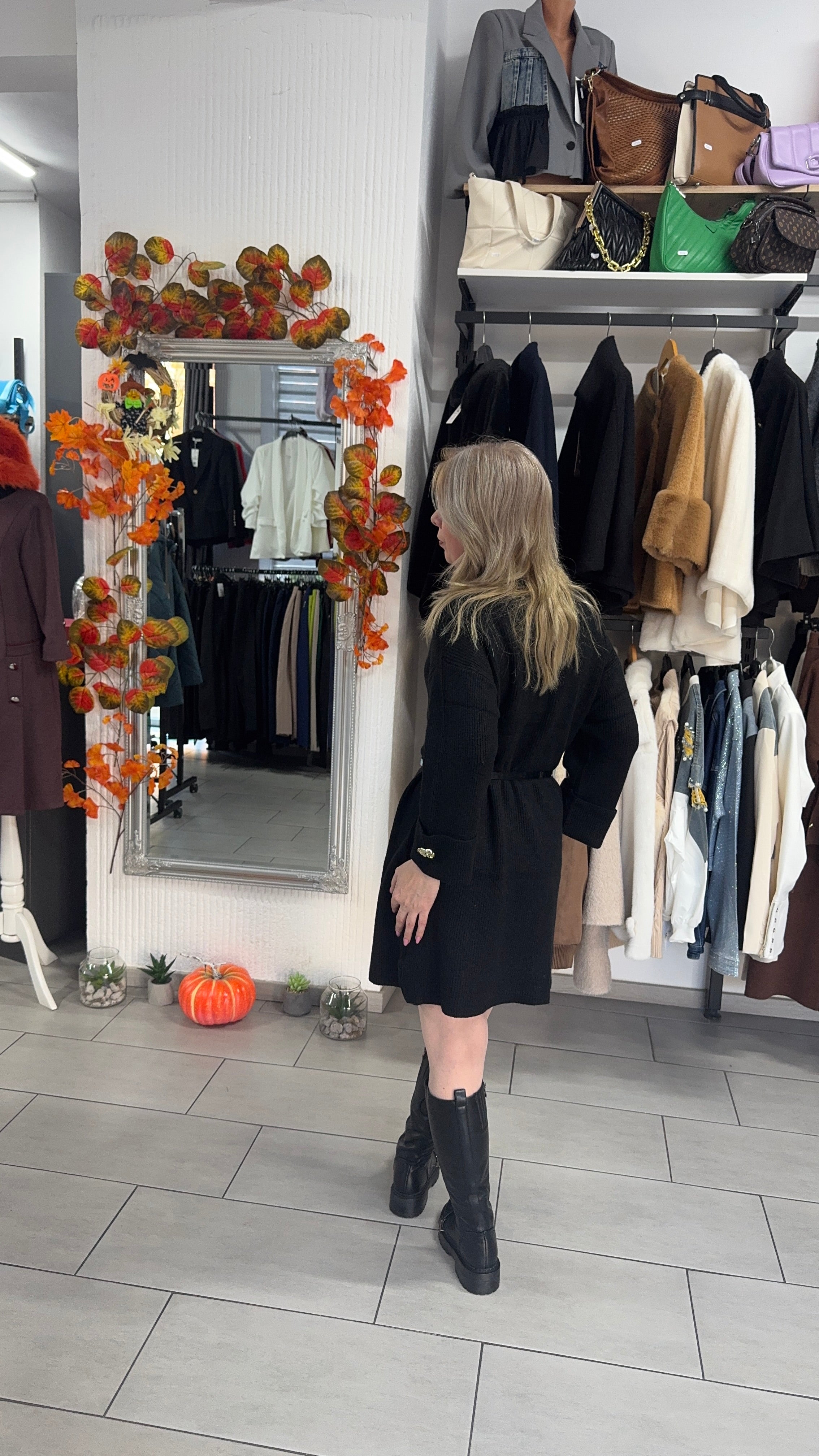 Rochie tricotată neagră cu croi lejer și curea subțire