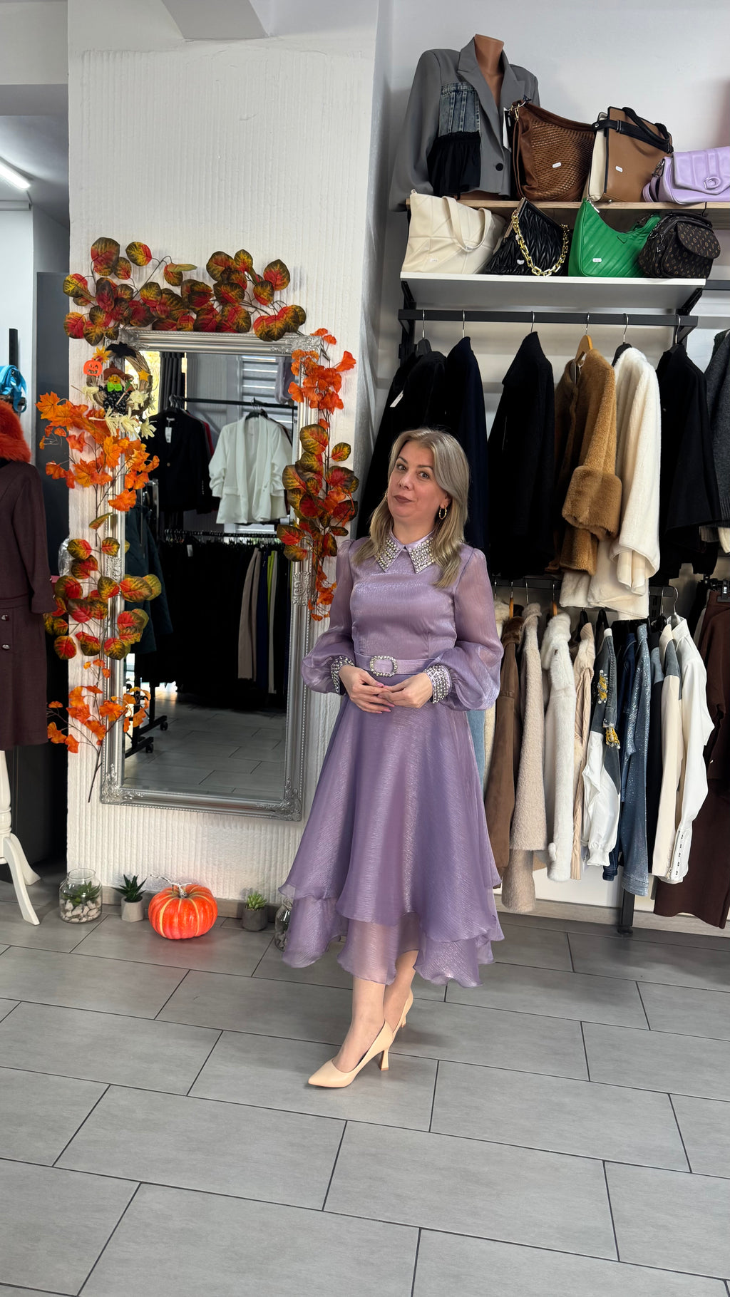 Rochie lila din voal satinat cu guler și manșete strălucitoare