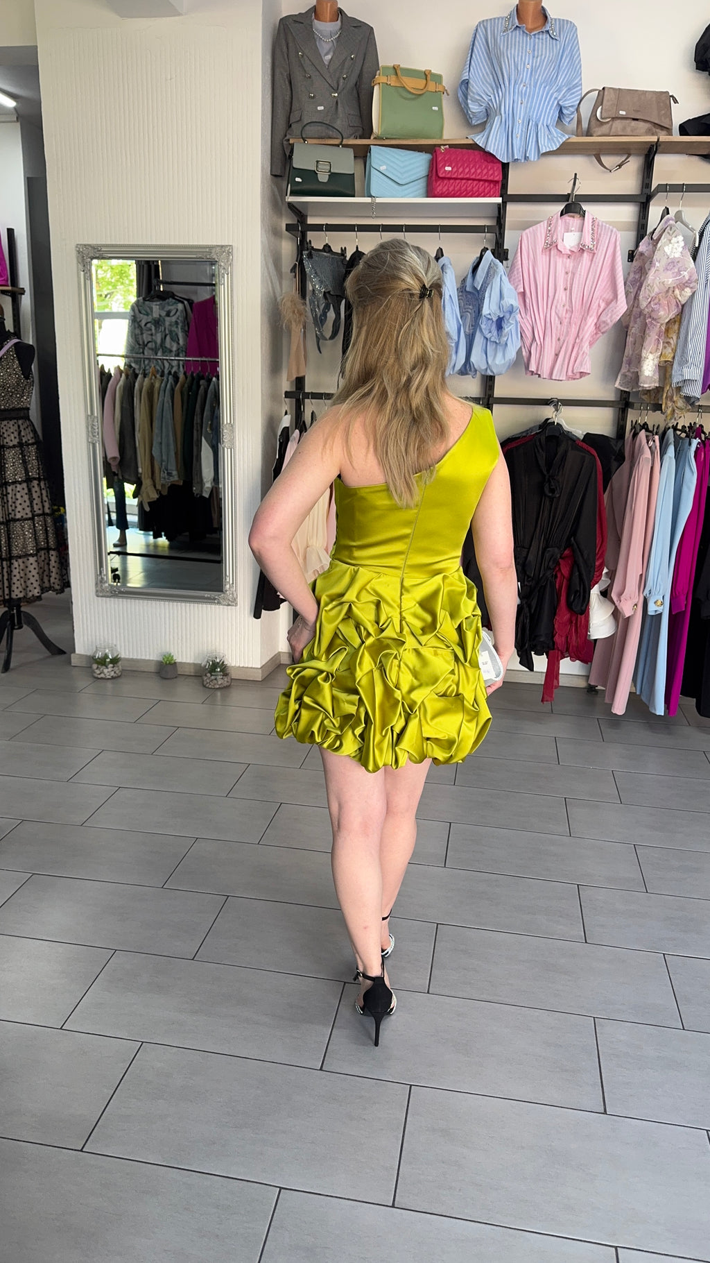 Rochie Mini Verde Lime din Satin cu Un Umăr și Fustă Bubble
