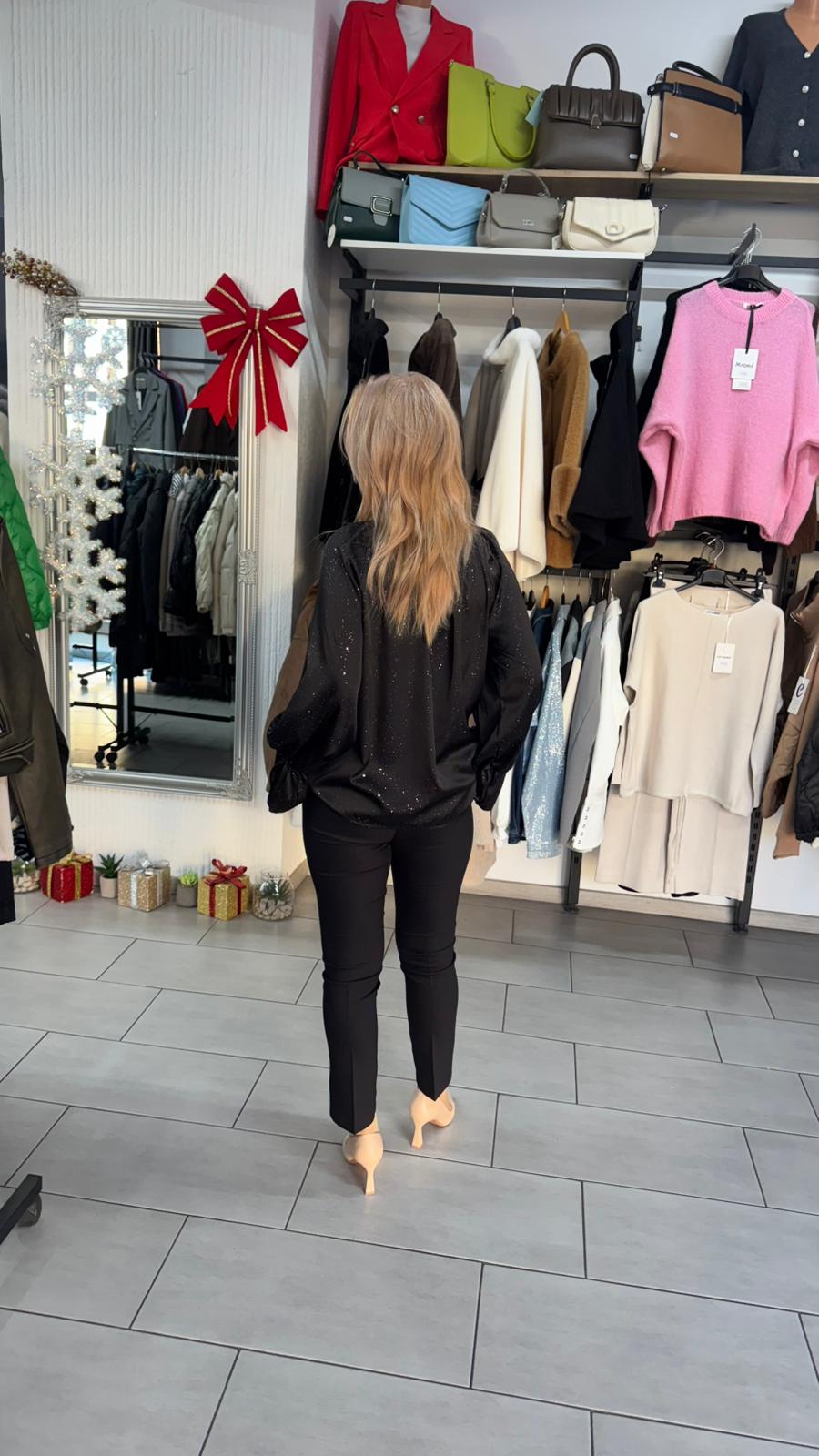 Bluză elegantă neagră cu fundă decorativă și mâneci vaporoase