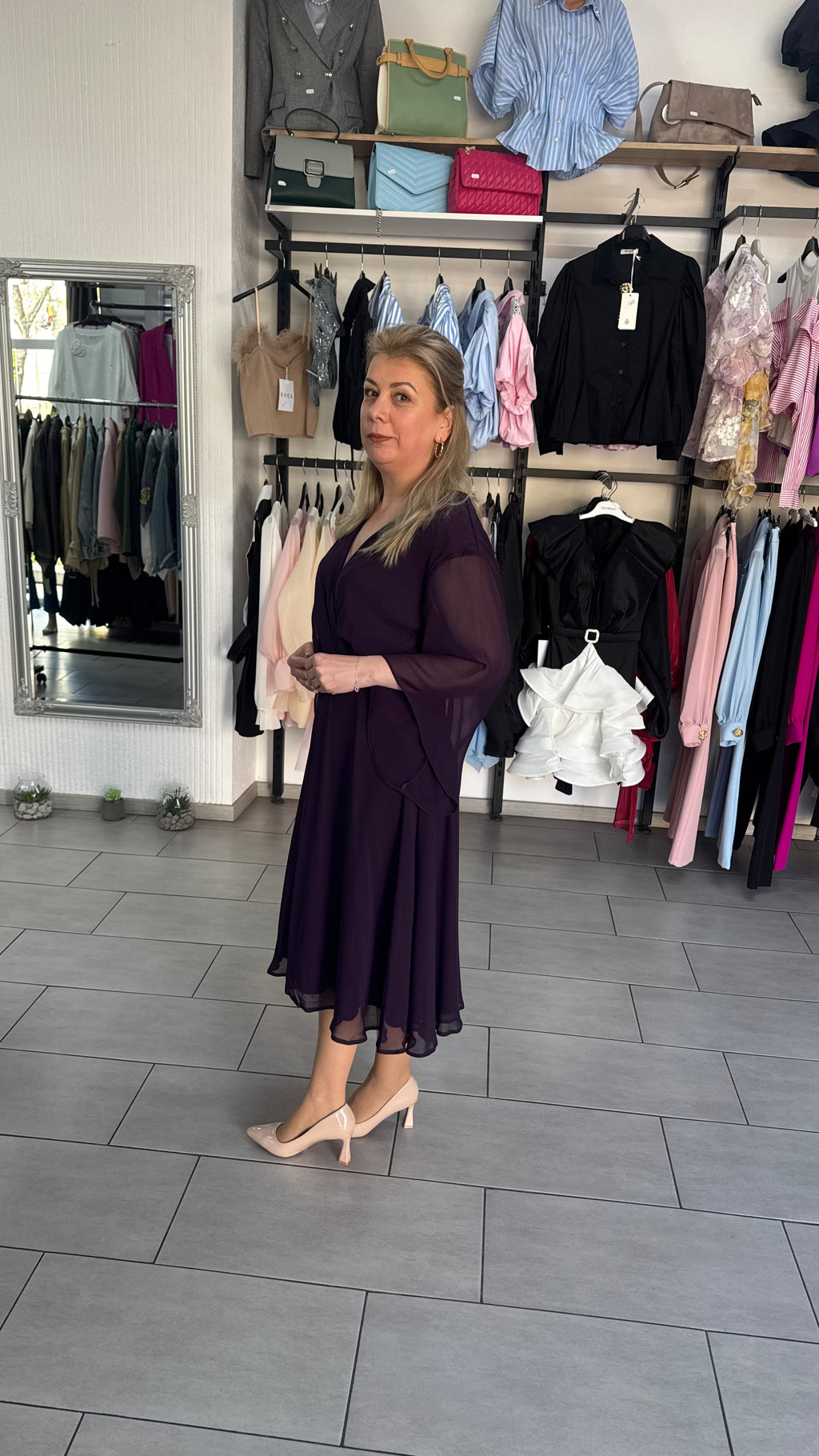 Rochie Midi Elegantă din Voal Prună cu Detaliu Auriu în Talie