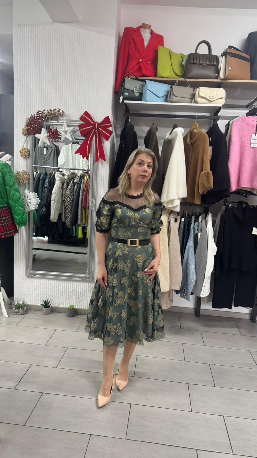 Rochie elegantă verde cu broderie florală și inserție din tull