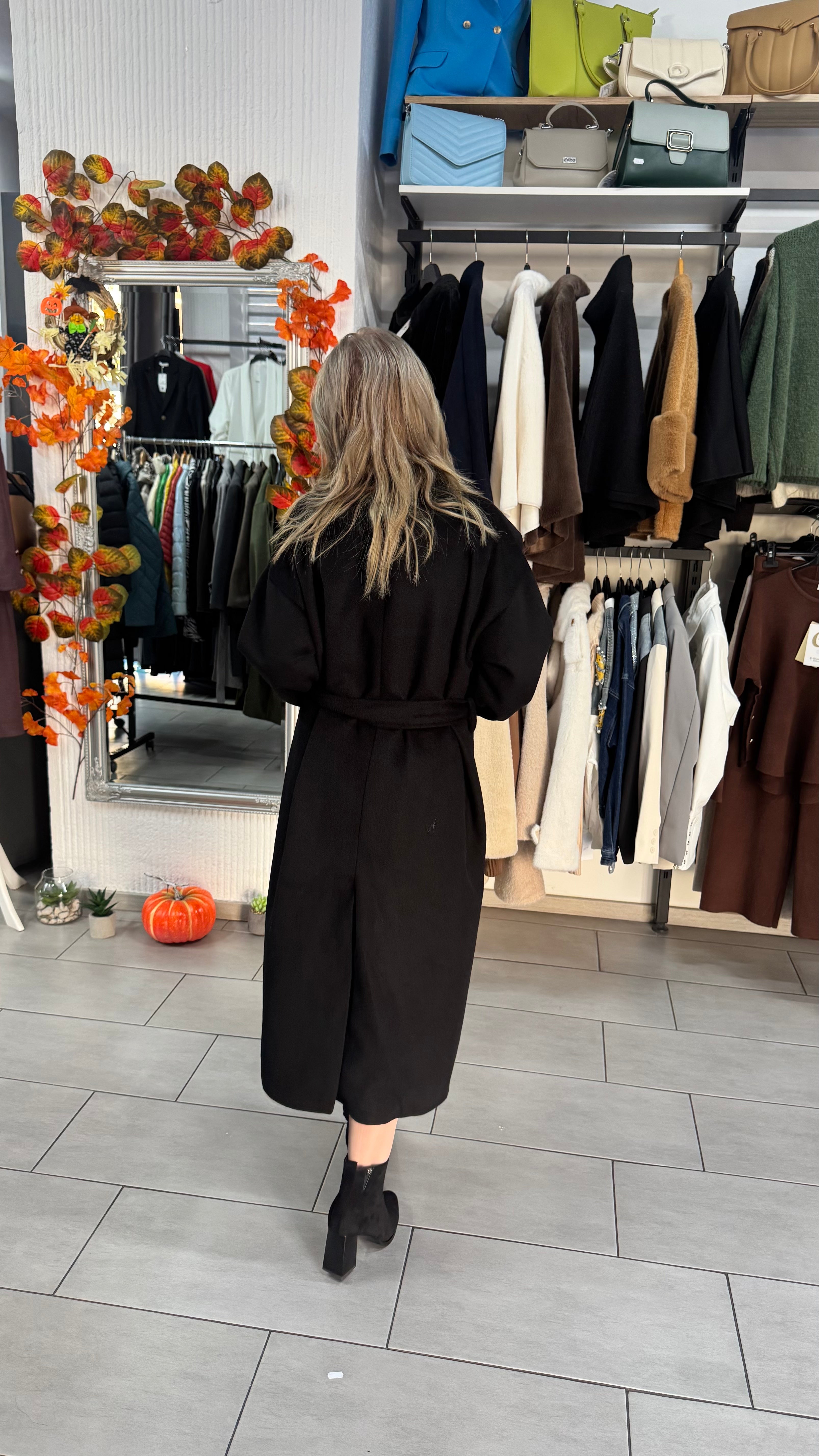 Palton lung negru cu detalii elegante