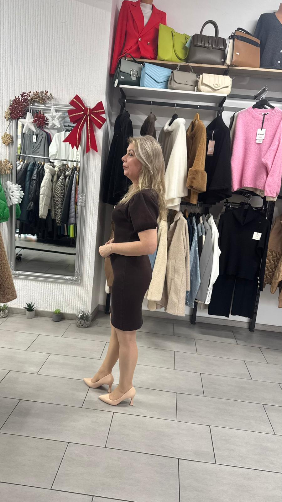 Rochie maro elegantă din tricot fin cu aplicație decorativă aurie