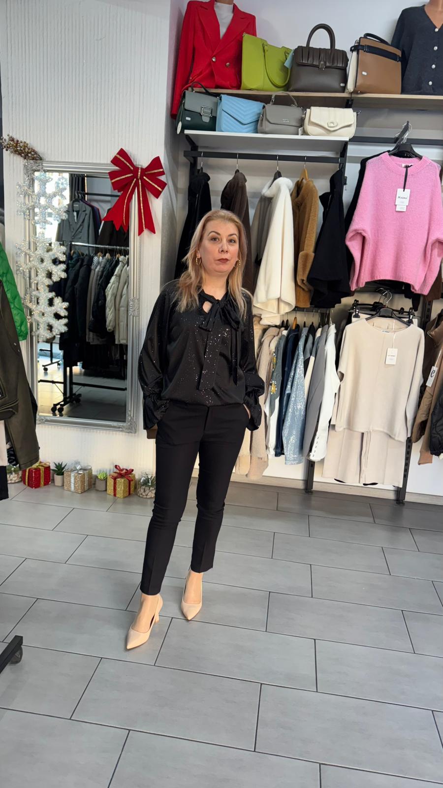 Bluză elegantă neagră cu fundă decorativă și mâneci vaporoase