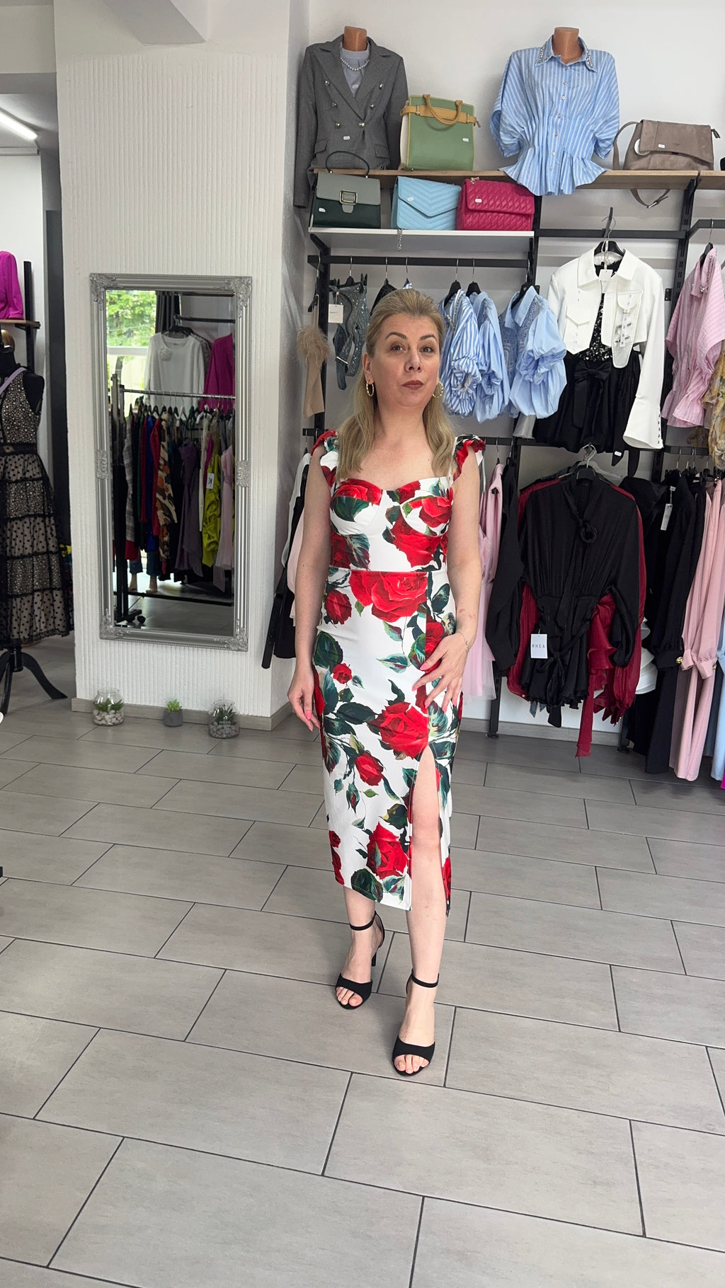 Rochie Midi Tip Corset cu Imprimeu Trandafiri Roșii și Crăpătură pe Picior