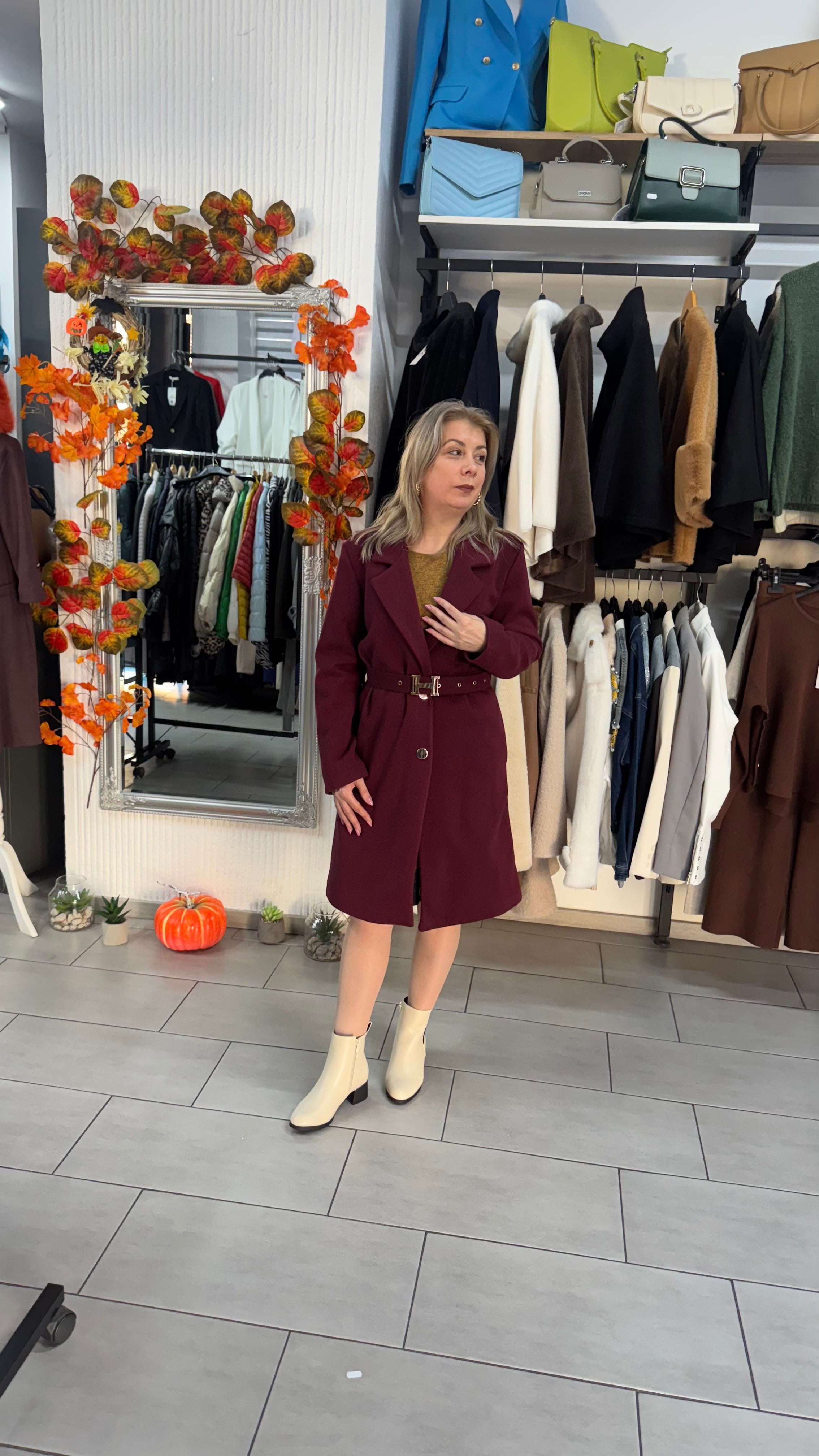 Palton vișiniu elegant cu curea și revere clasice