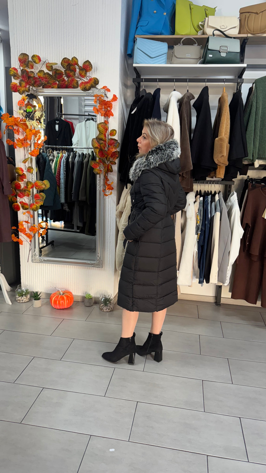 Geacă lungă neagră matlasată cu glugă și blăniță