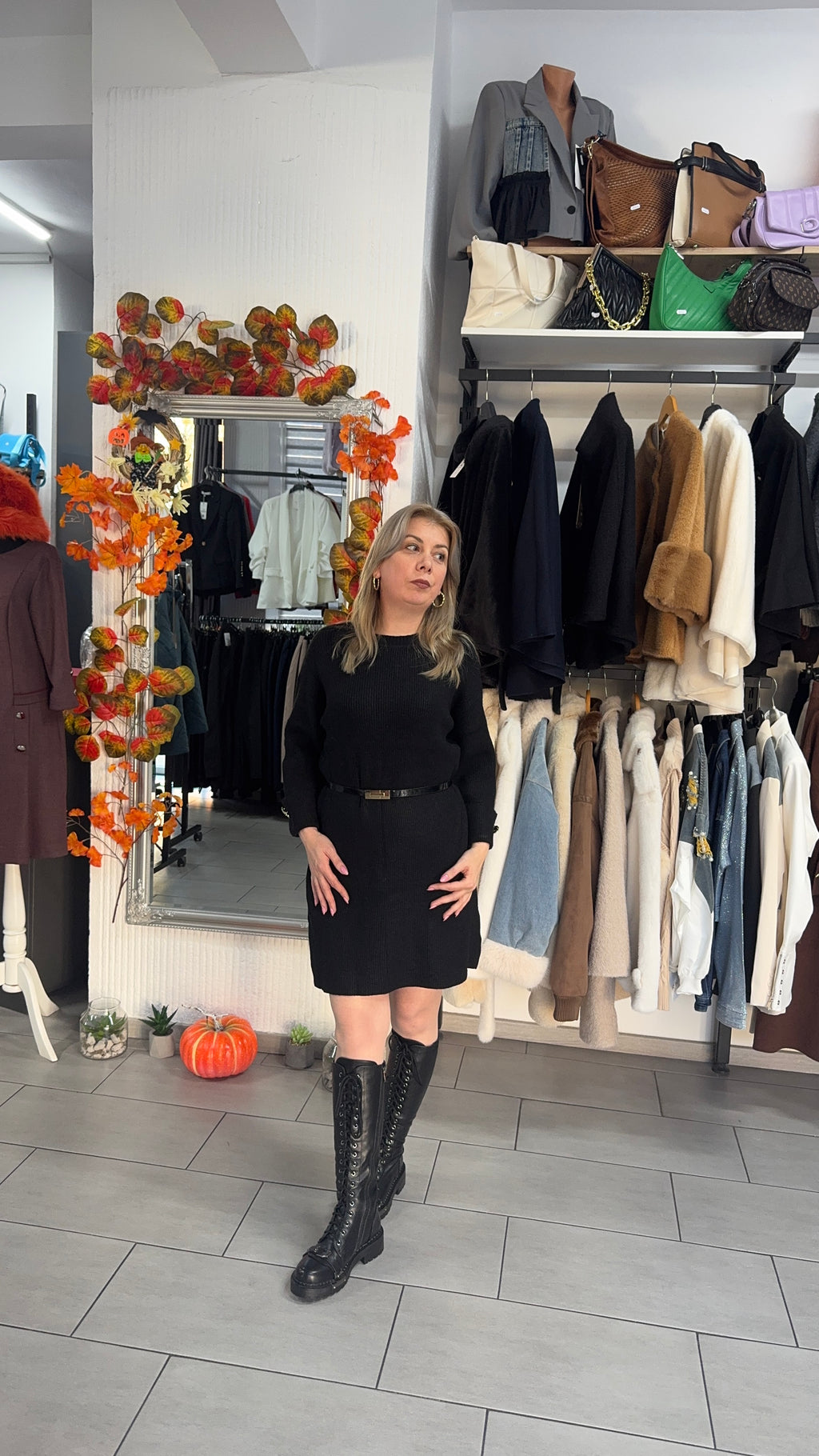 Rochie tricotată neagră cu croi lejer și curea subțire