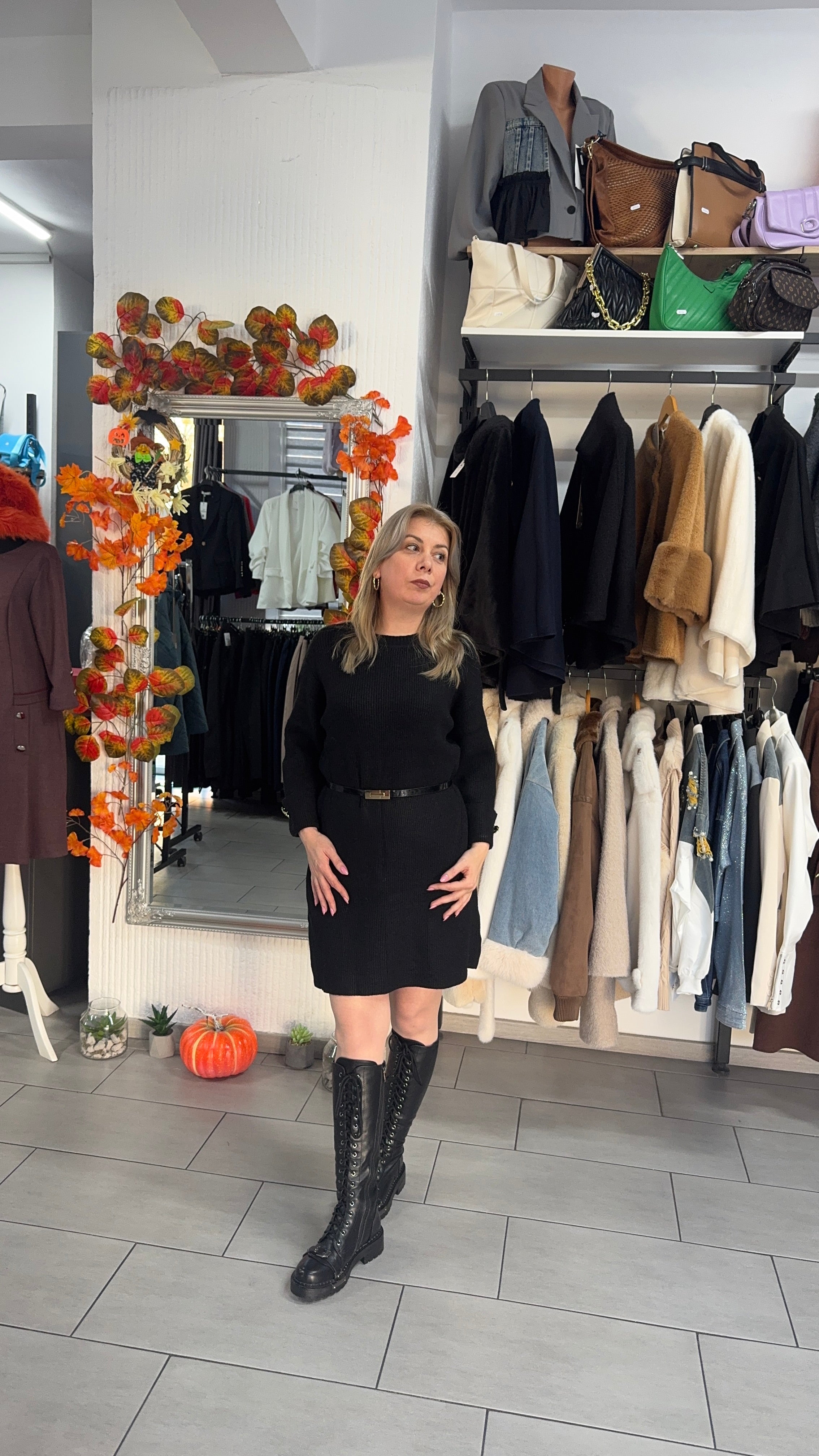 Rochie tricotată neagră cu croi lejer și curea subțire