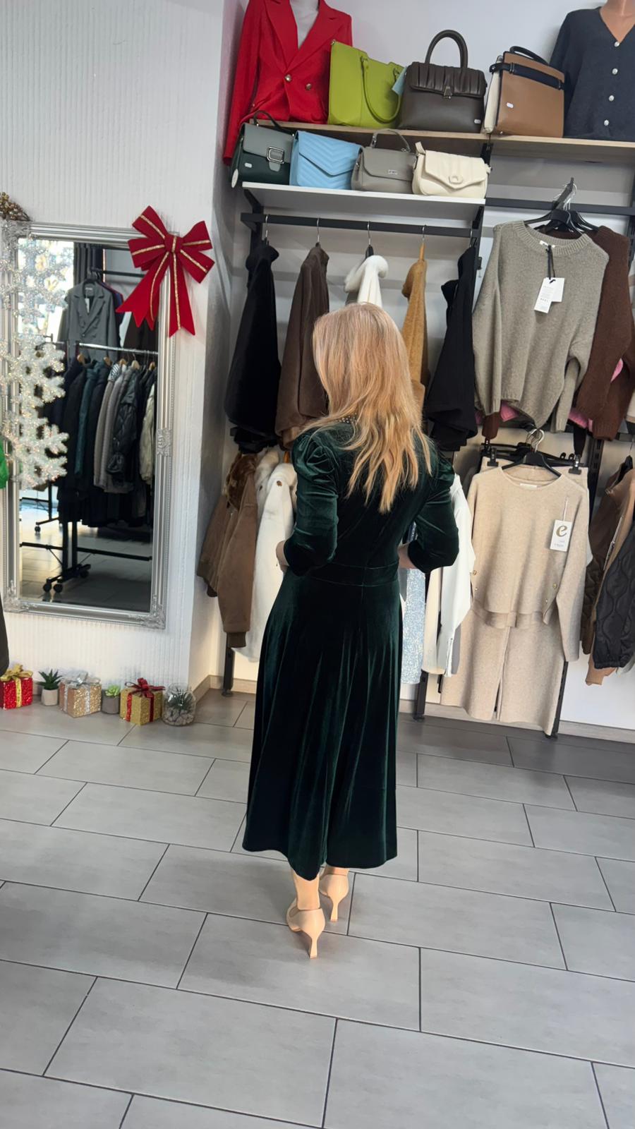 Rochie lungă din catifea verde cu decolteu decorat