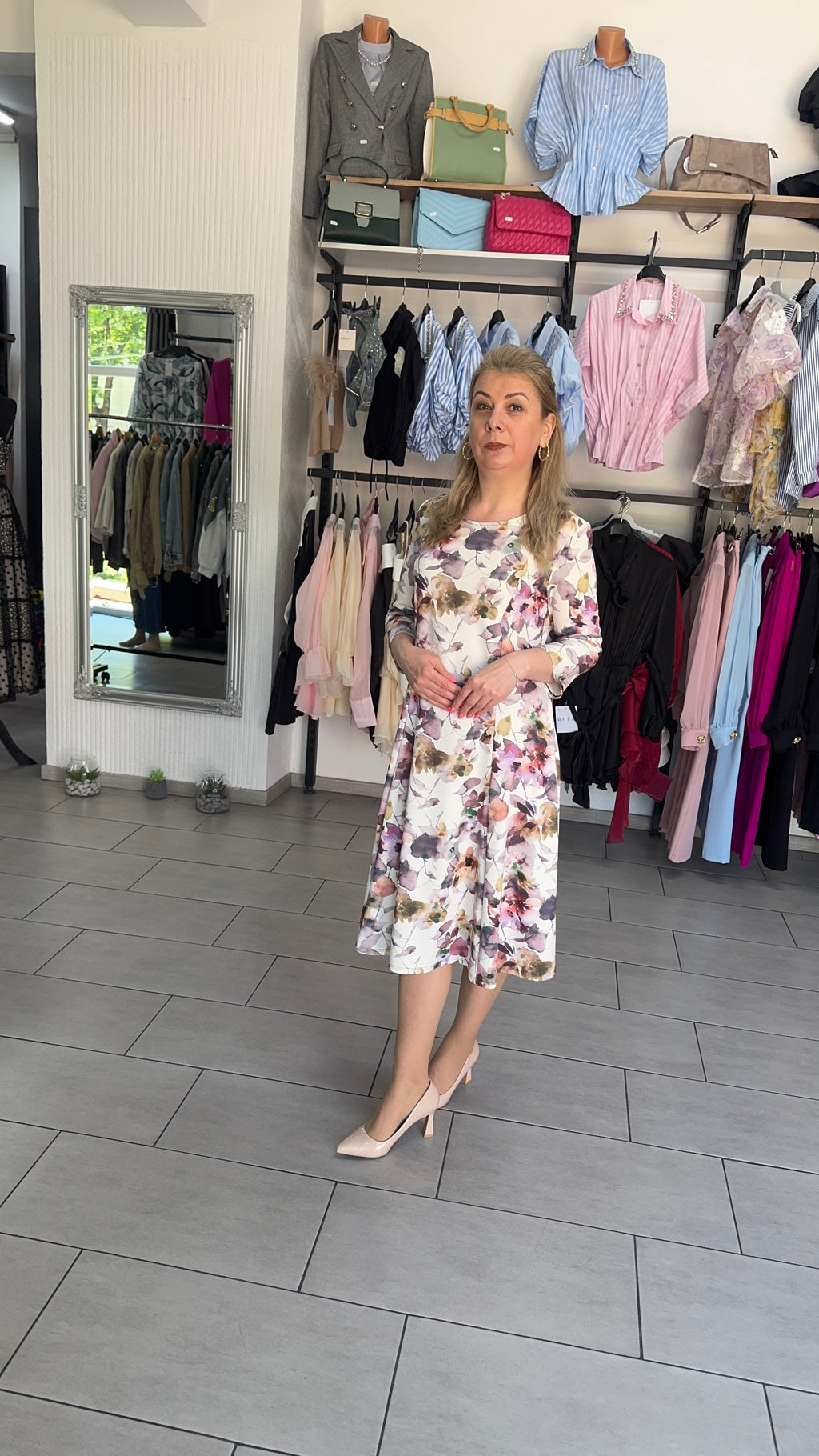 Rochie Midi în Cloș Albă cu Imprimeu Floral Lila și Mâneci Trei Sferturi