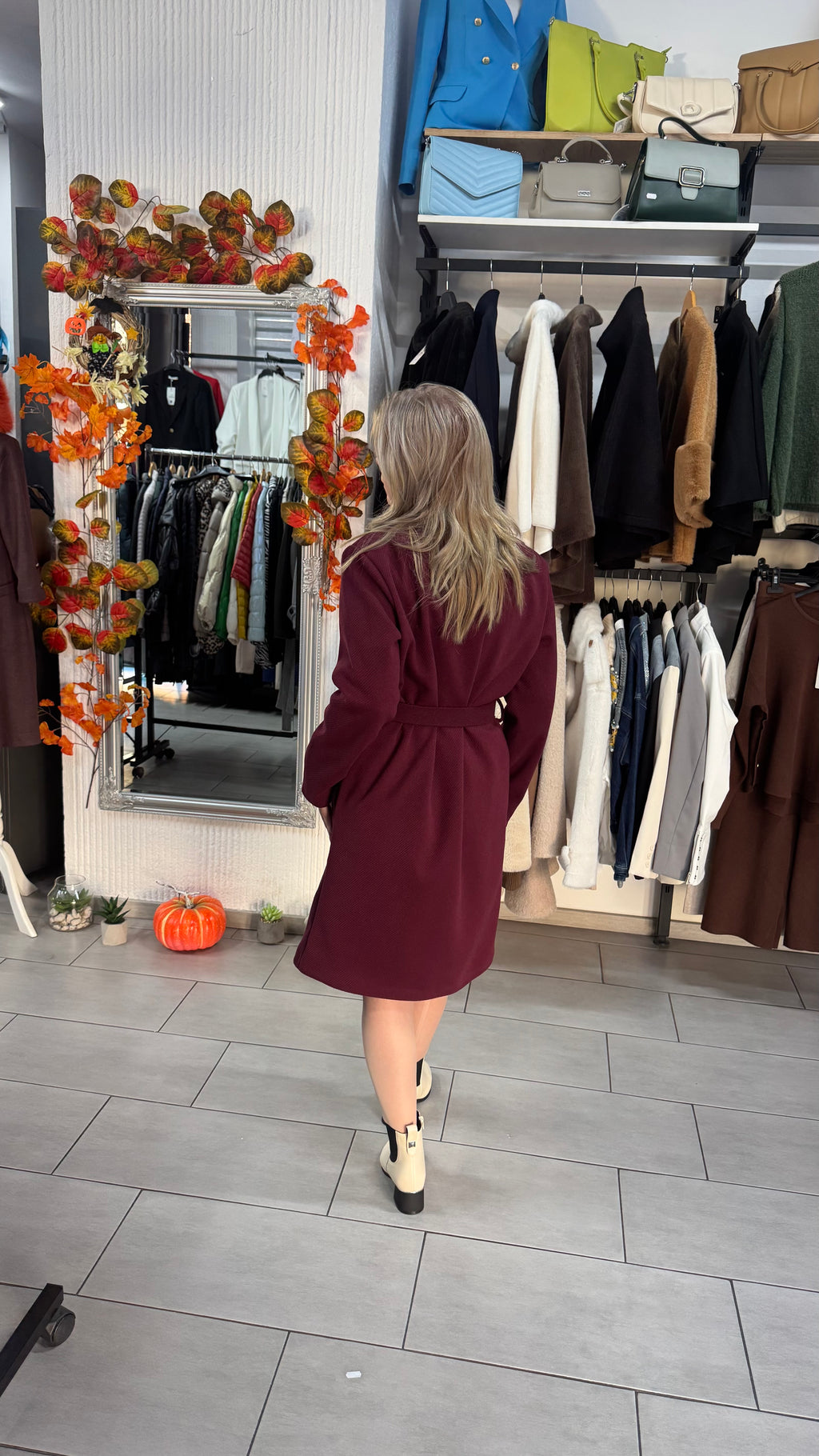 Palton vișiniu elegant cu curea și revere clasice