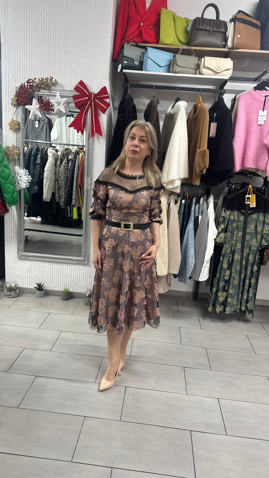 Rochie elegantă roz pudra cu broderie florală și inserție din tull