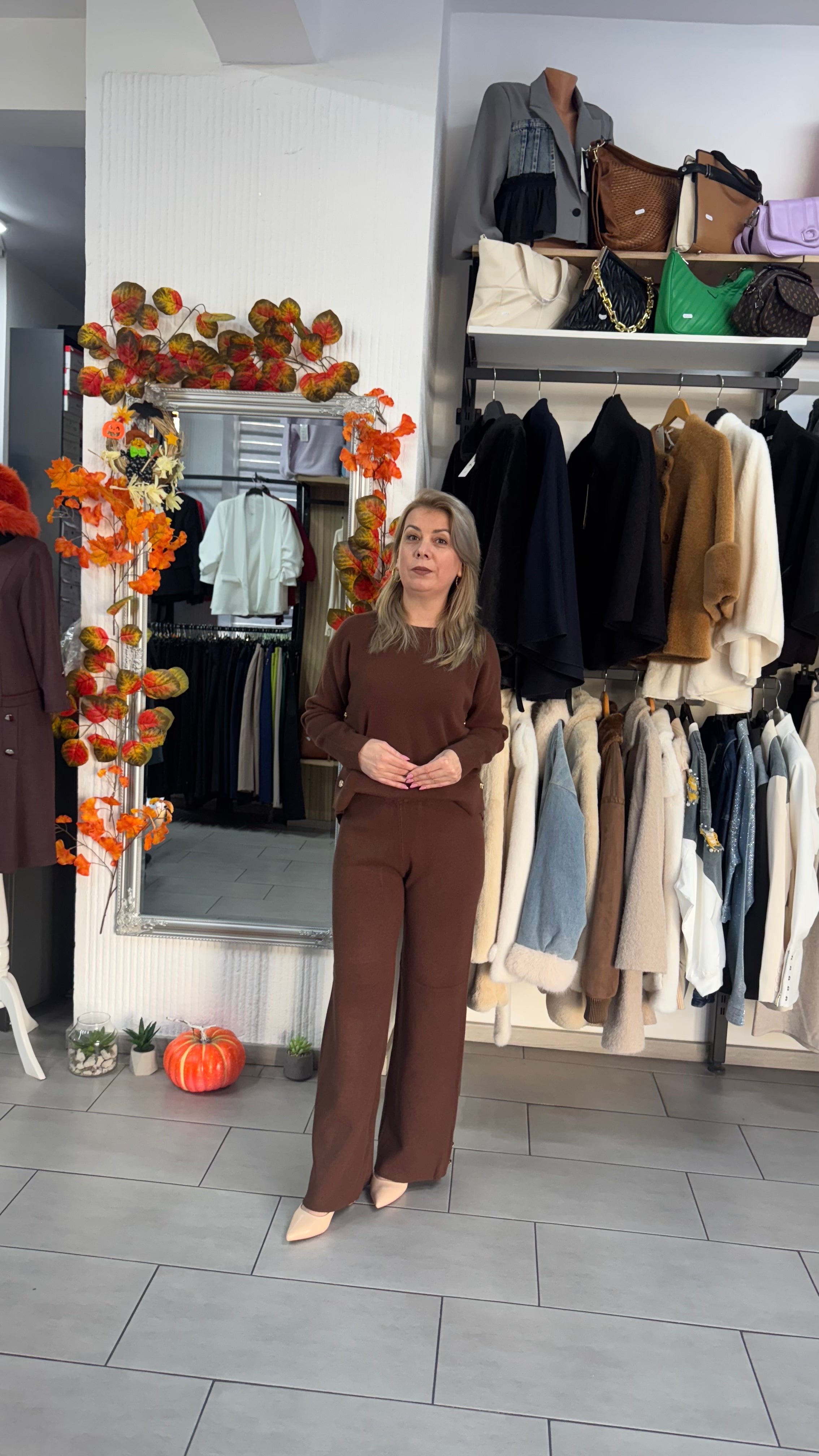 Compleu maro din tricot cu croi lejer și detalii aurii