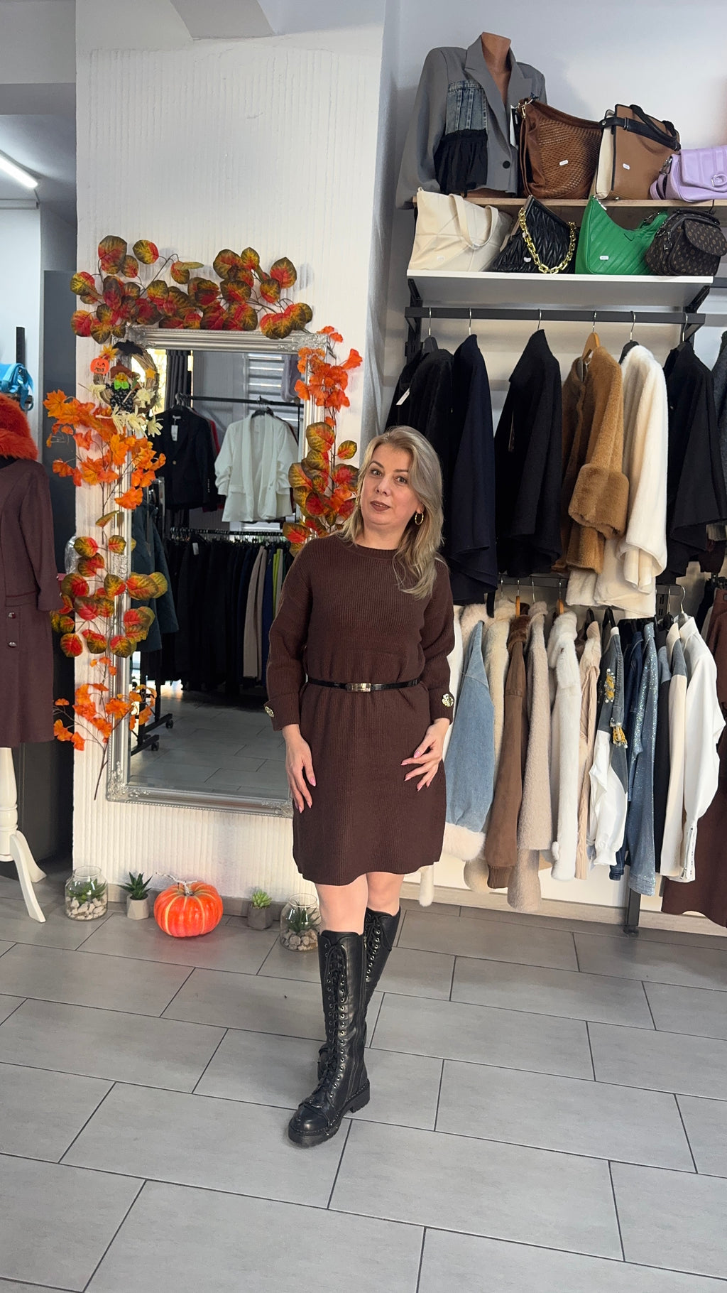 Rochie tricotată maro cu croi lejer și curea subțire