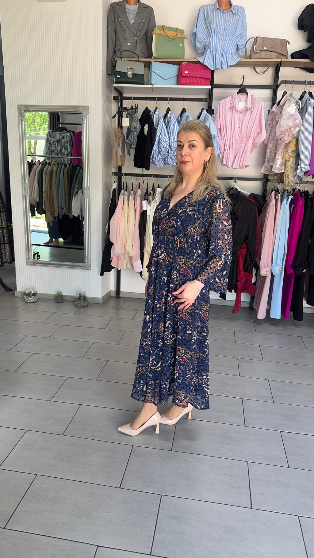 Rochie Midi Elegantă Bleumarin cu Imprimeu Paisley și Mâneci Transparente