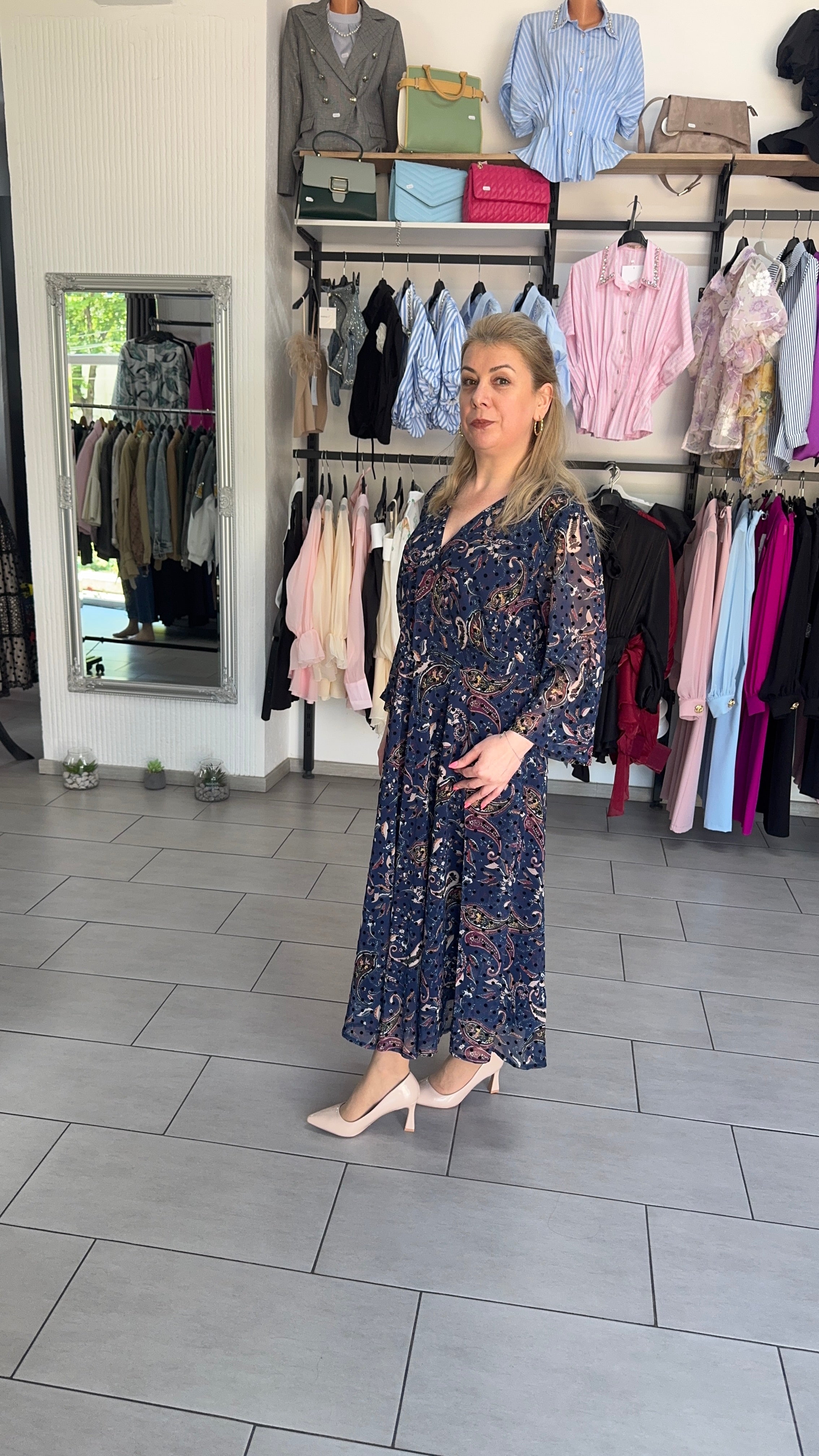 Rochie Midi Elegantă Bleumarin cu Imprimeu Paisley și Mâneci Transparente