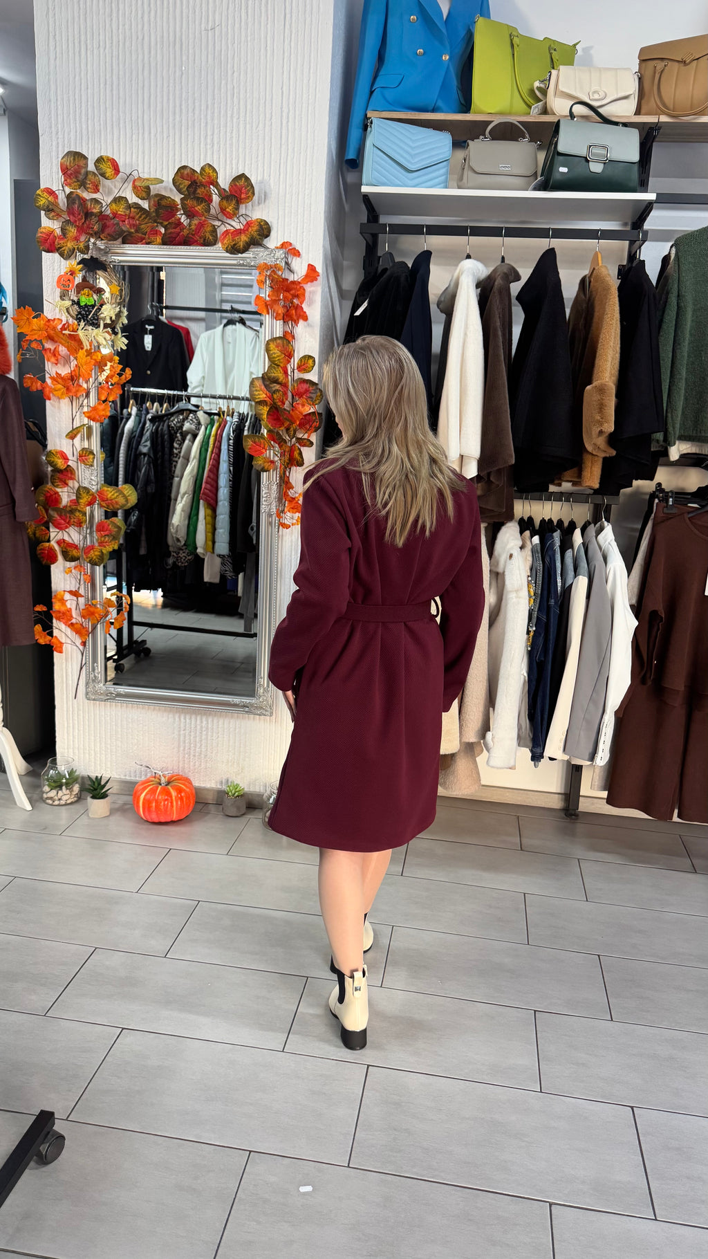 Palton vișiniu elegant cu curea și revere clasice