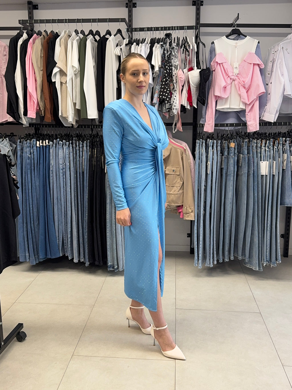 Rochie Midi Albastră cu Sclipici și Decolteu Adânc în V