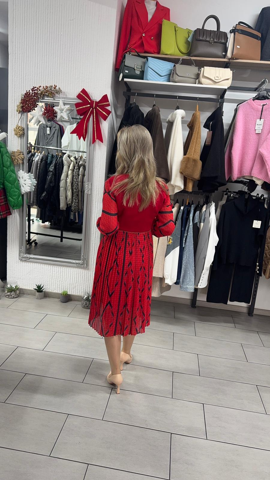 Rochie roșie scurtă cu mâneci vaporoase și imprimeu