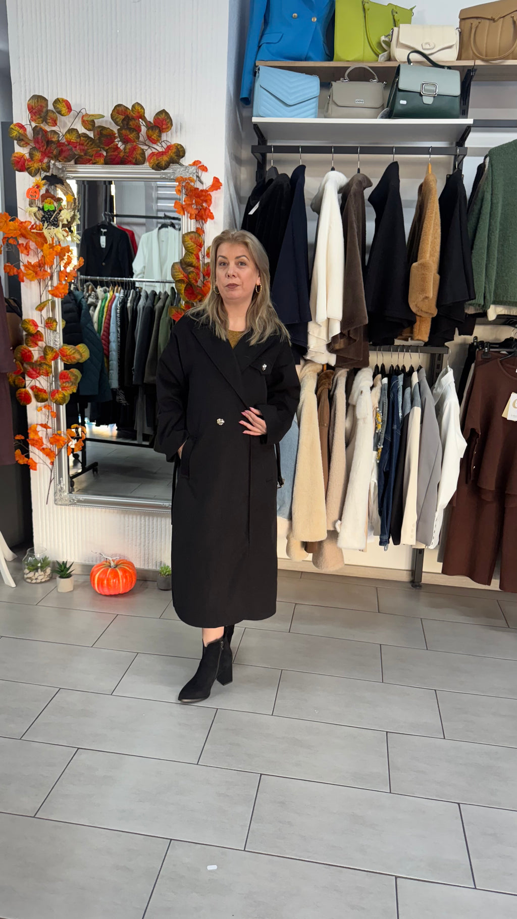 Palton lung negru cu detalii elegante