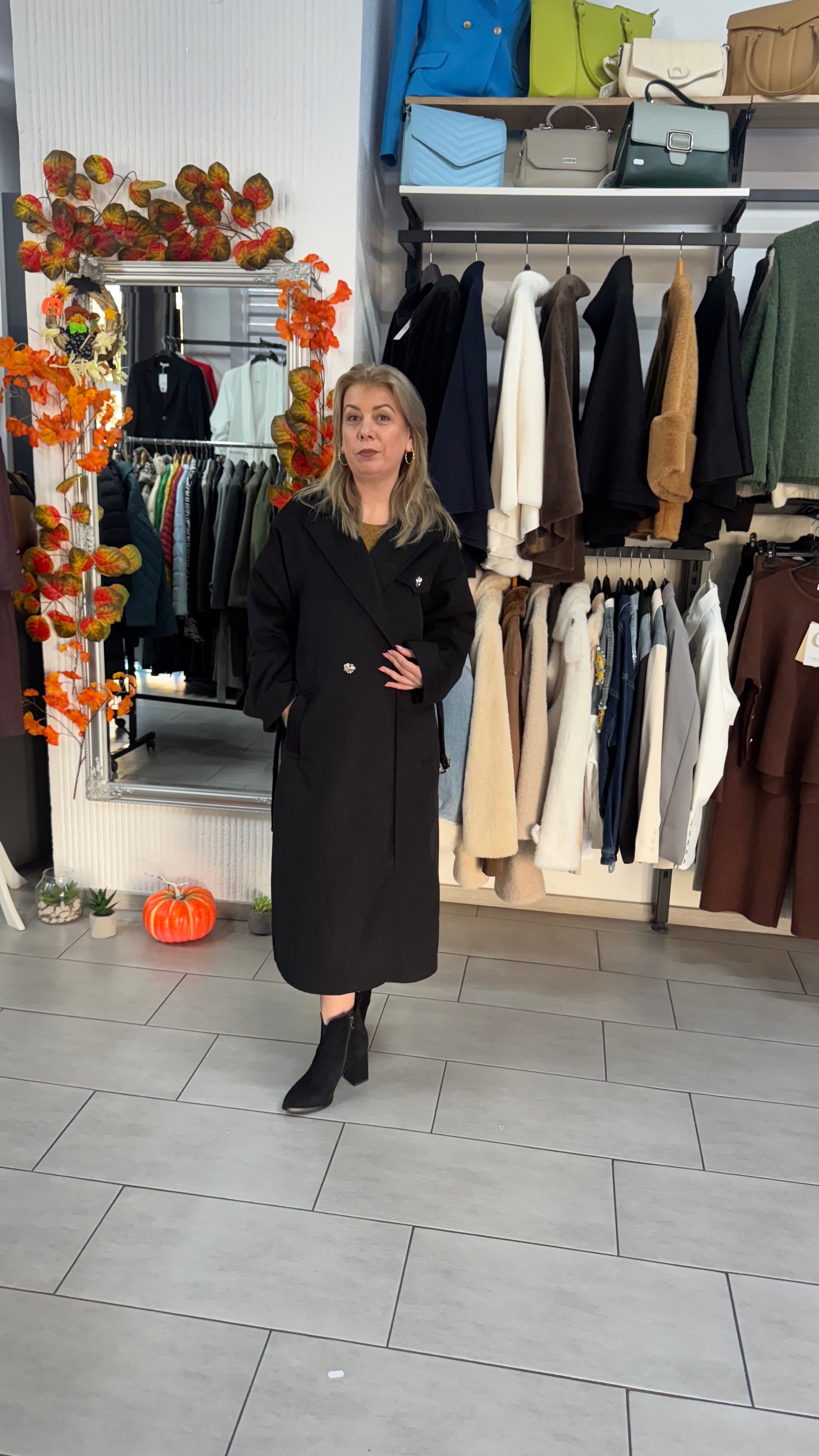 Palton lung negru cu detalii elegante