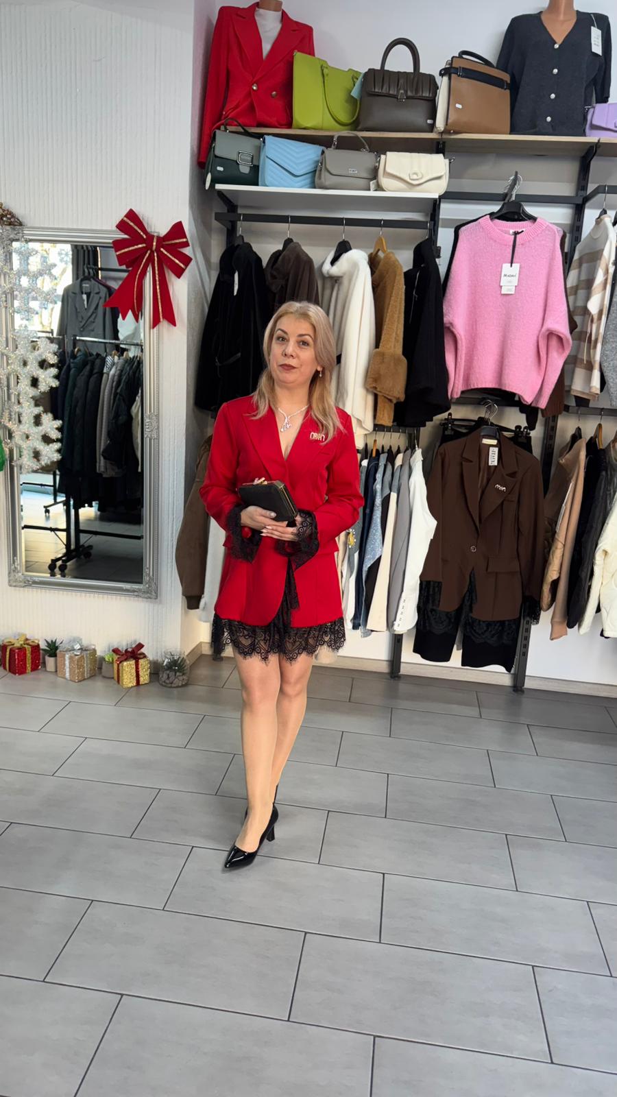 Rochie tip sacou roșie cu dantelă – sacou rochiță elegantă