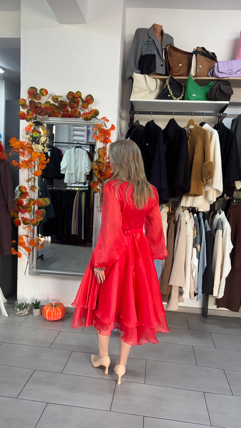 Rochie roșie din voal satinat cu guler și manșete strălucitoare