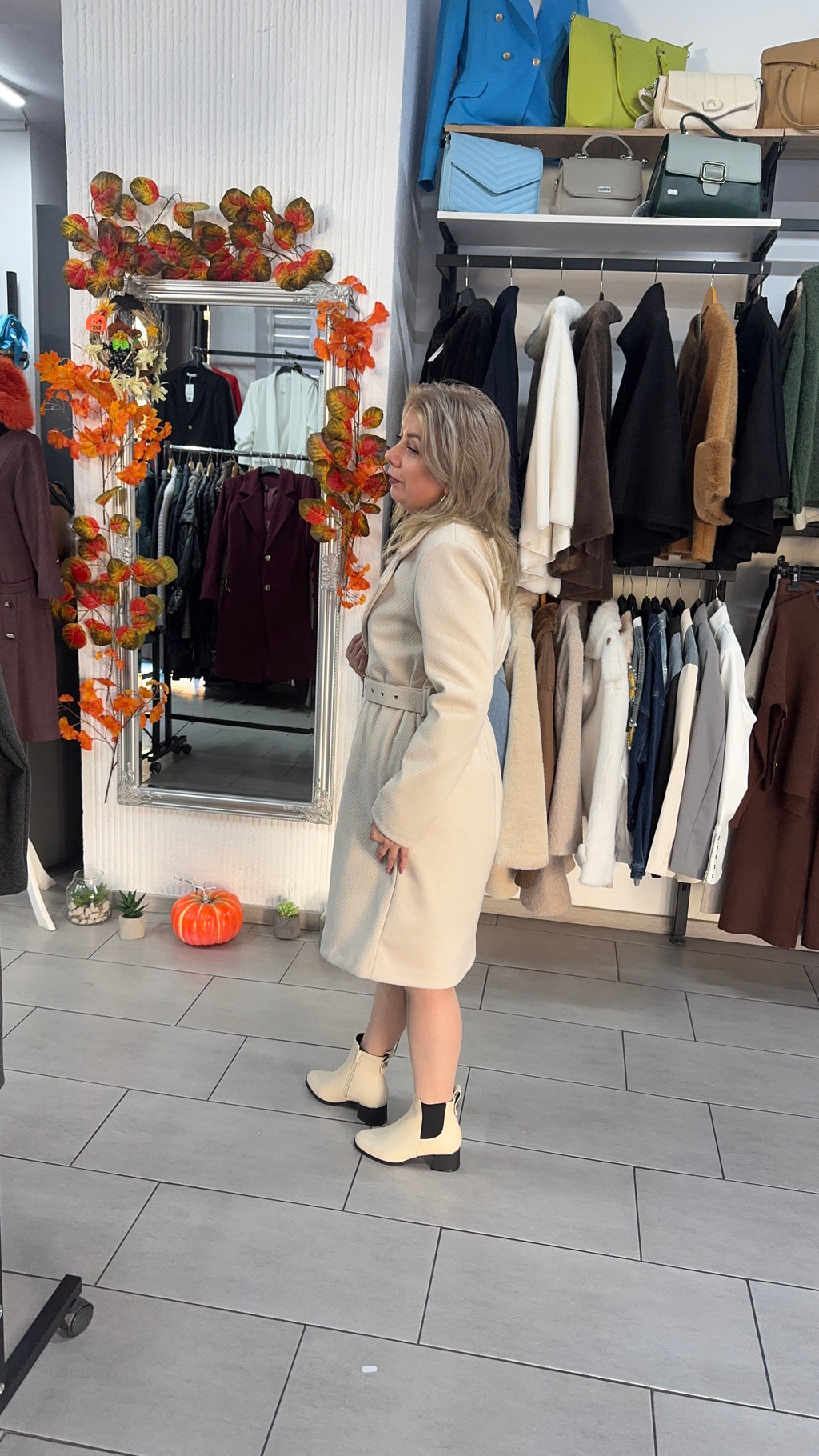 Palton crem elegant cu curea și revere clasice