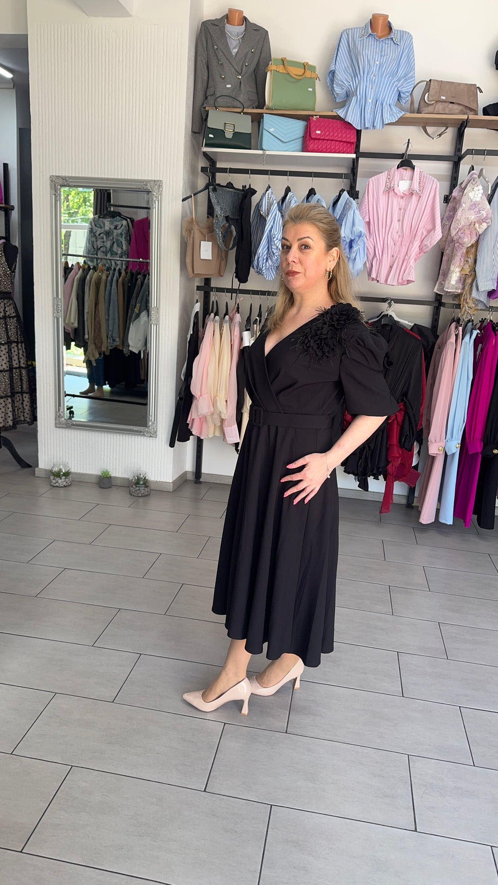 Rochie Midi Neagră Elegantă cu Decolteu în V, Cordon și Floare Aplicată