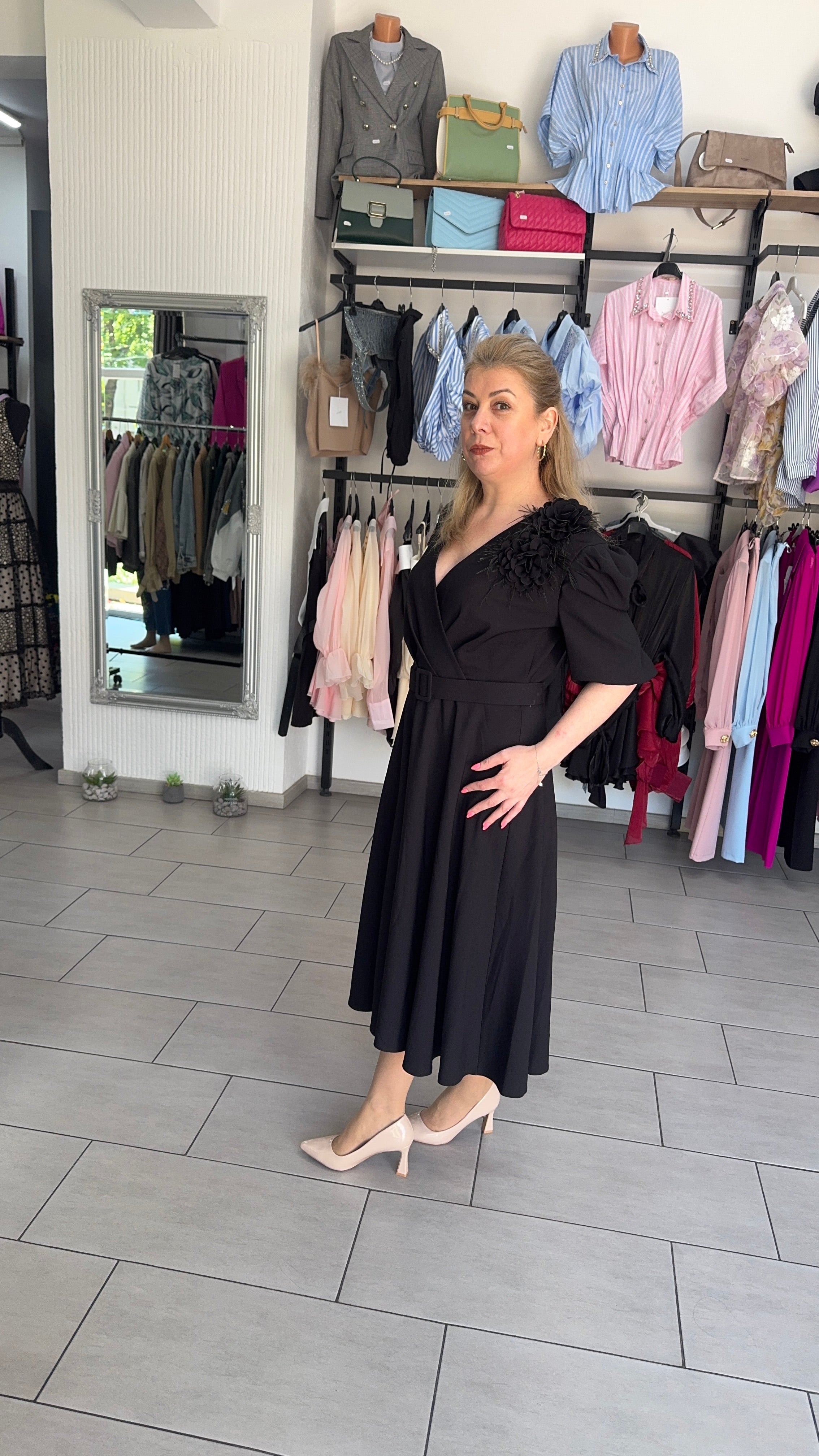 Rochie Midi Neagră Elegantă cu Decolteu în V, Cordon și Floare Aplicată