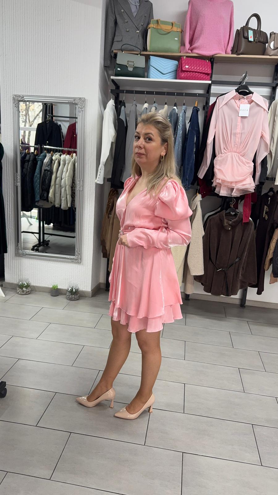 Rochie elegantă roz pudră cu volane și curea în talie