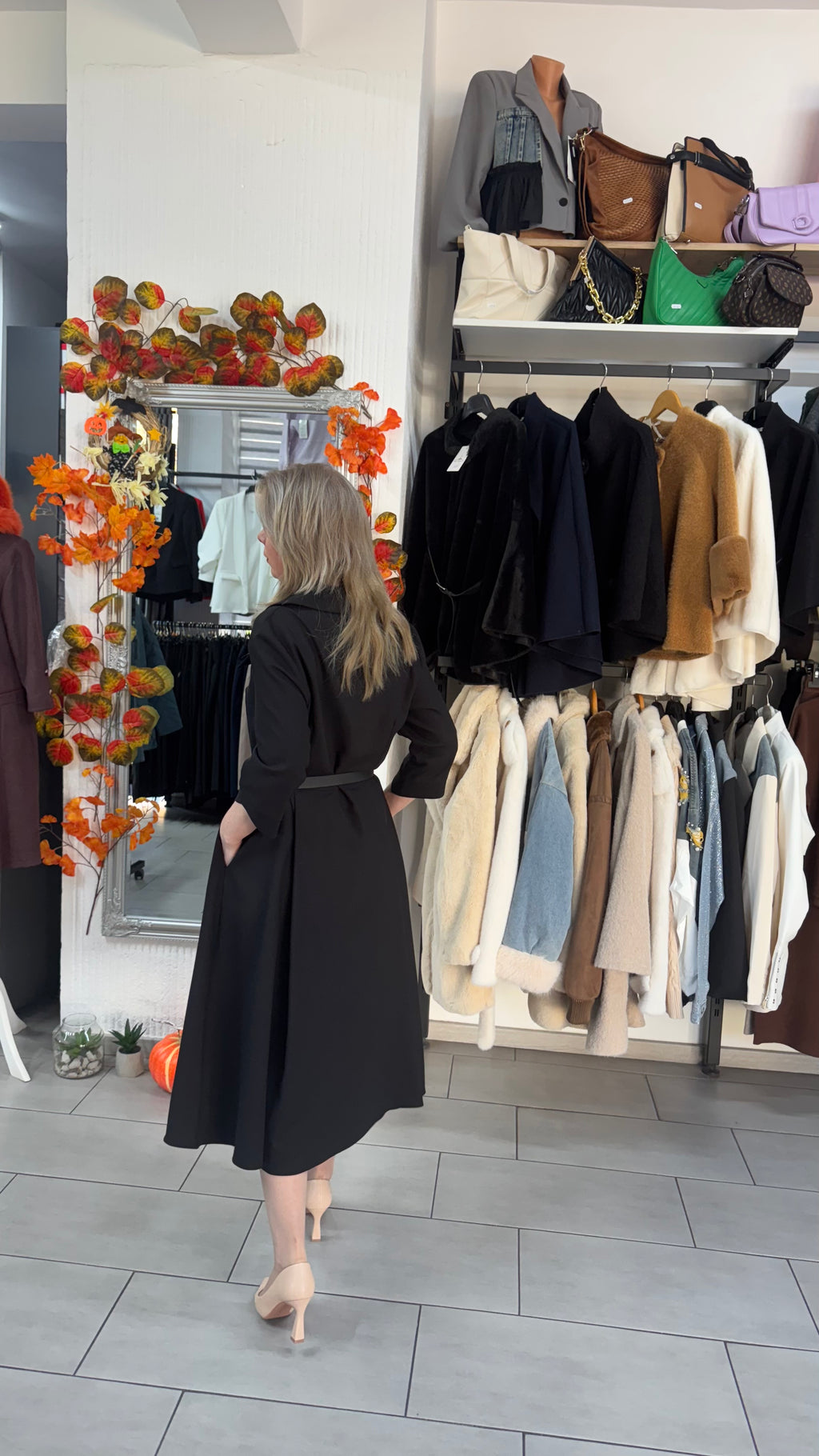 Rochie neagră midi cu guler și cordon în talie