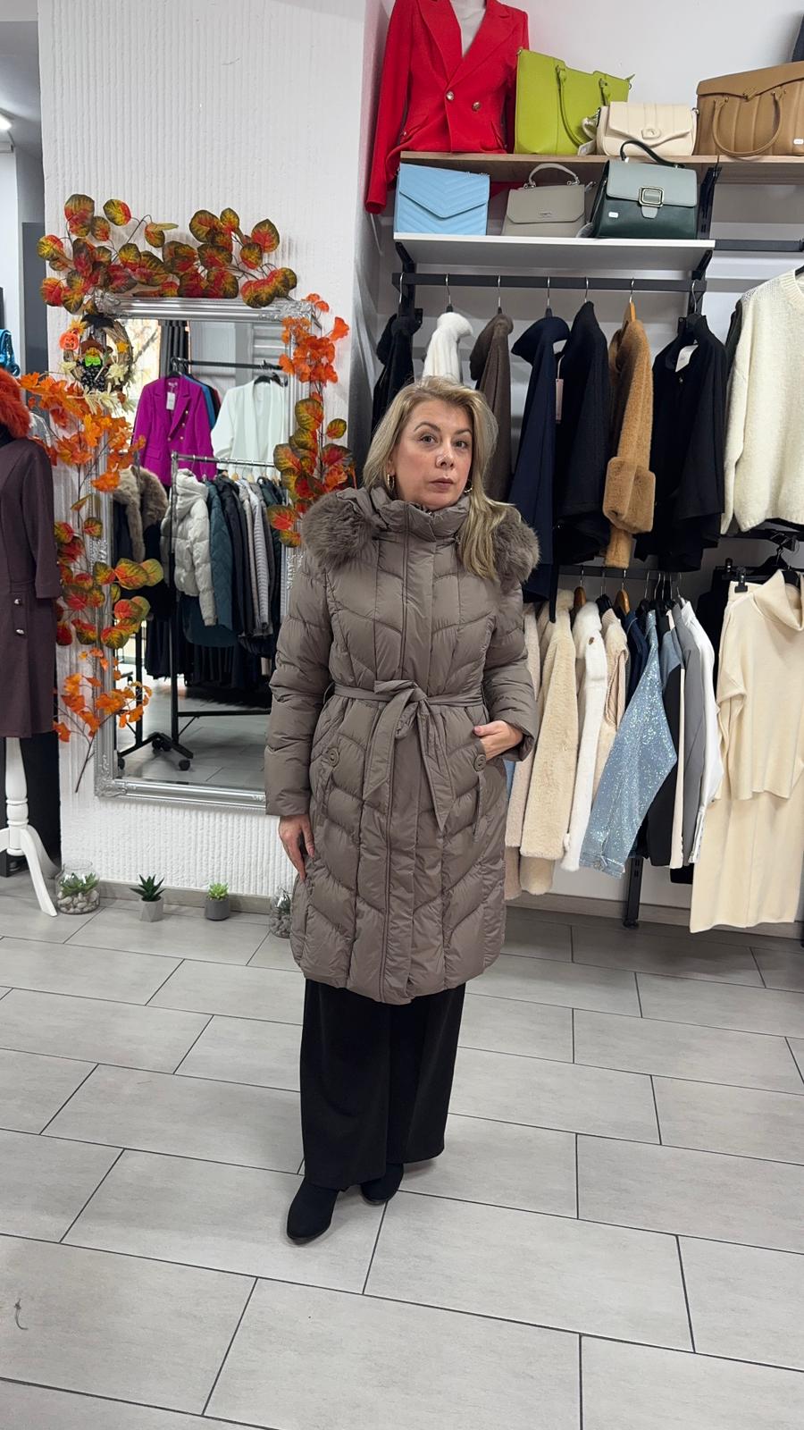 Geacă lungă cappuccino cu cordon și glugă cu blană