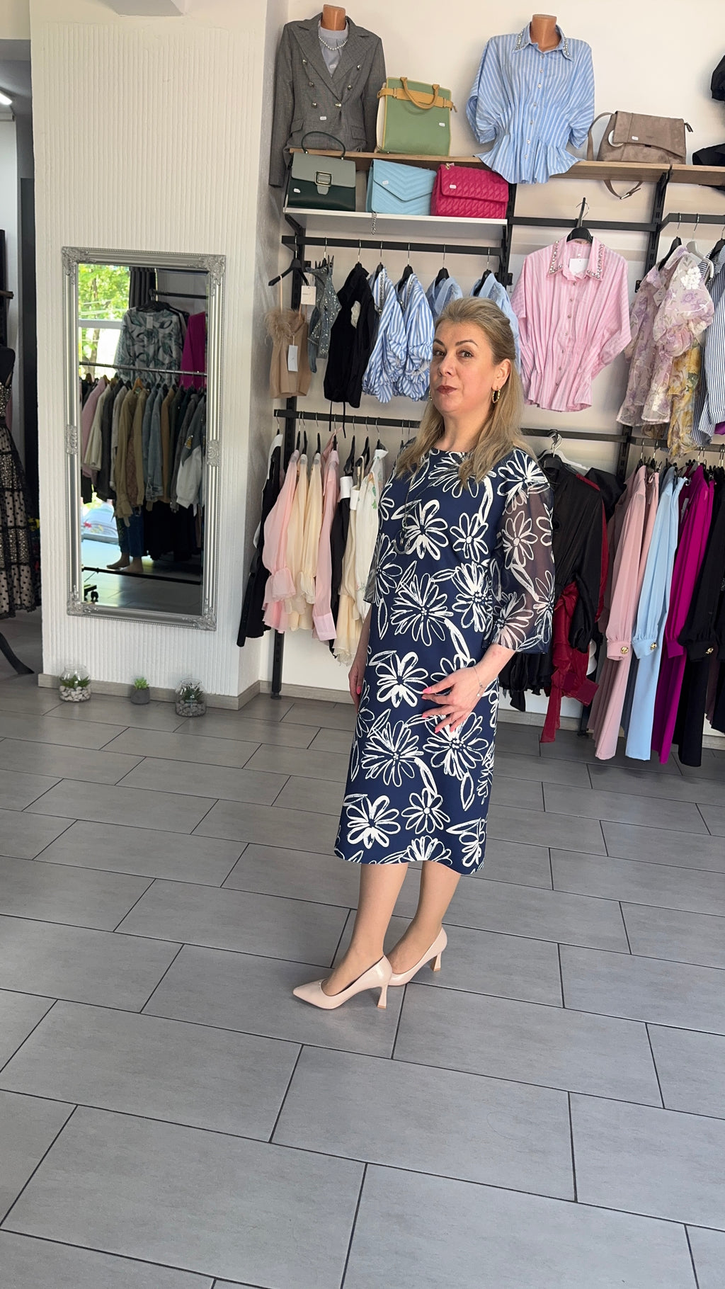 Rochie Midi Albastră cu Imprimeu Floral și Mâneci din Tull Semitransparent