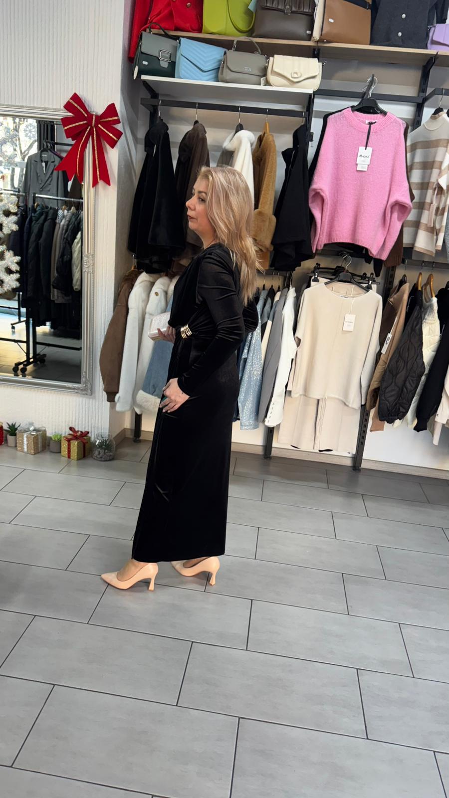 Rochie lungă elegantă din catifea neagră cu drapaj și mâneci lungi