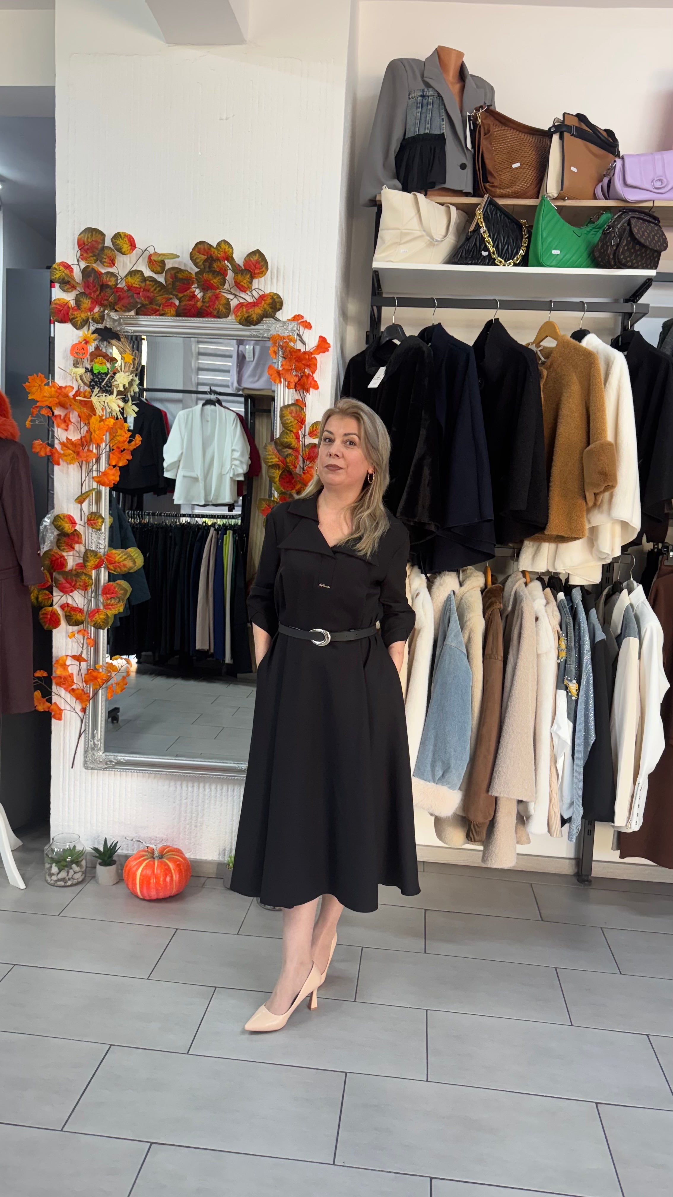 Rochie neagră midi cu guler și cordon în talie