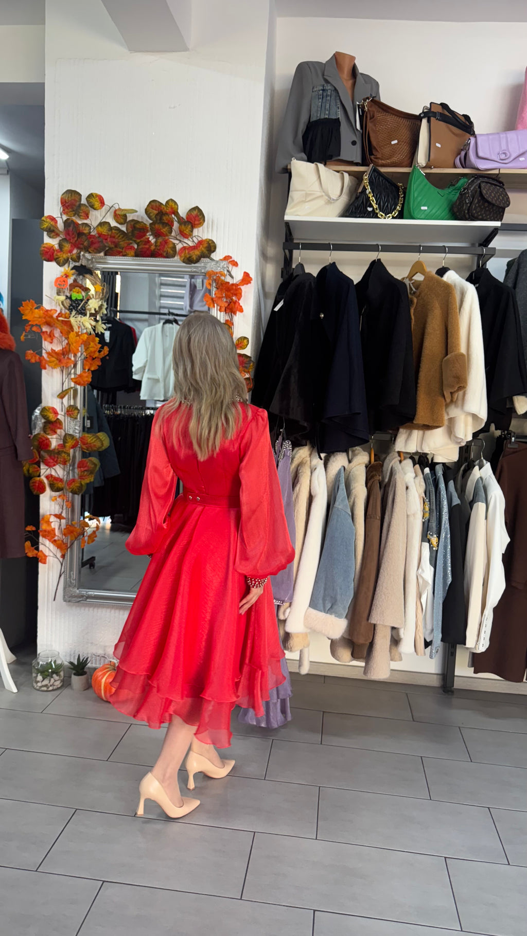 Rochie roșie din voal satinat cu guler și manșete strălucitoare