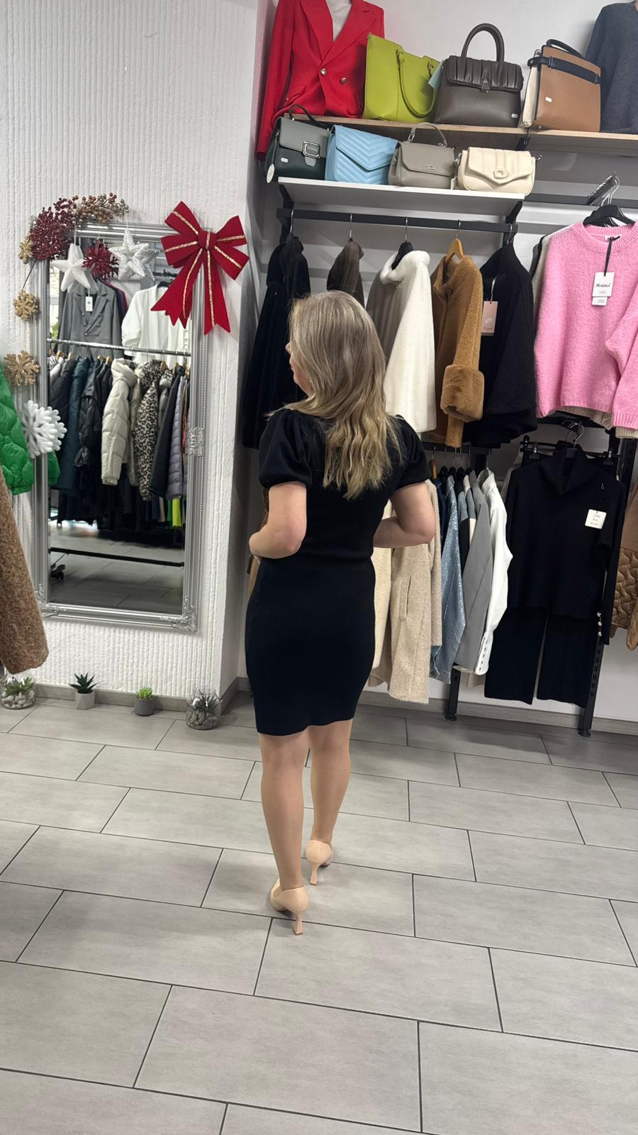 Rochie neagră elegantă din tricot fin cu aplicație decorativă aurie