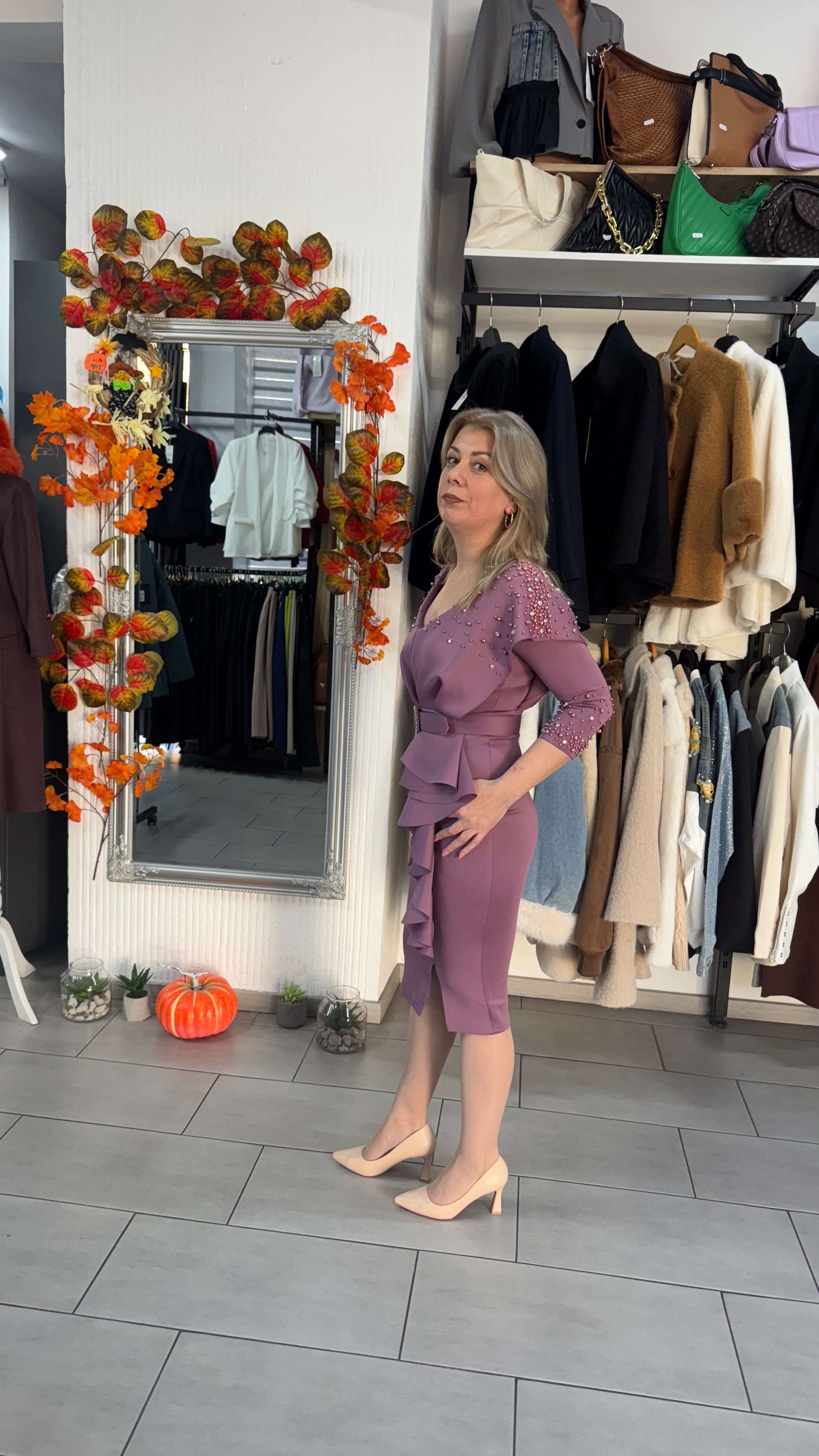 Rochie lila cu perle aplicate și detaliu peplum