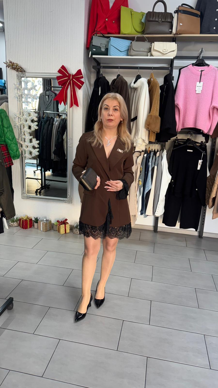 Rochie tip sacou maro cu dantelă – sacou rochiță elegantă și feminină