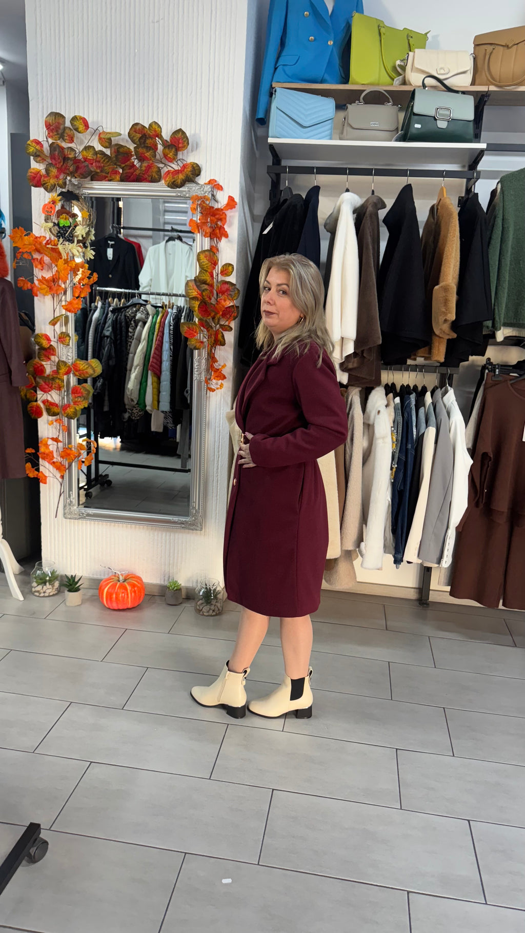 Palton vișiniu elegant cu curea și revere clasice