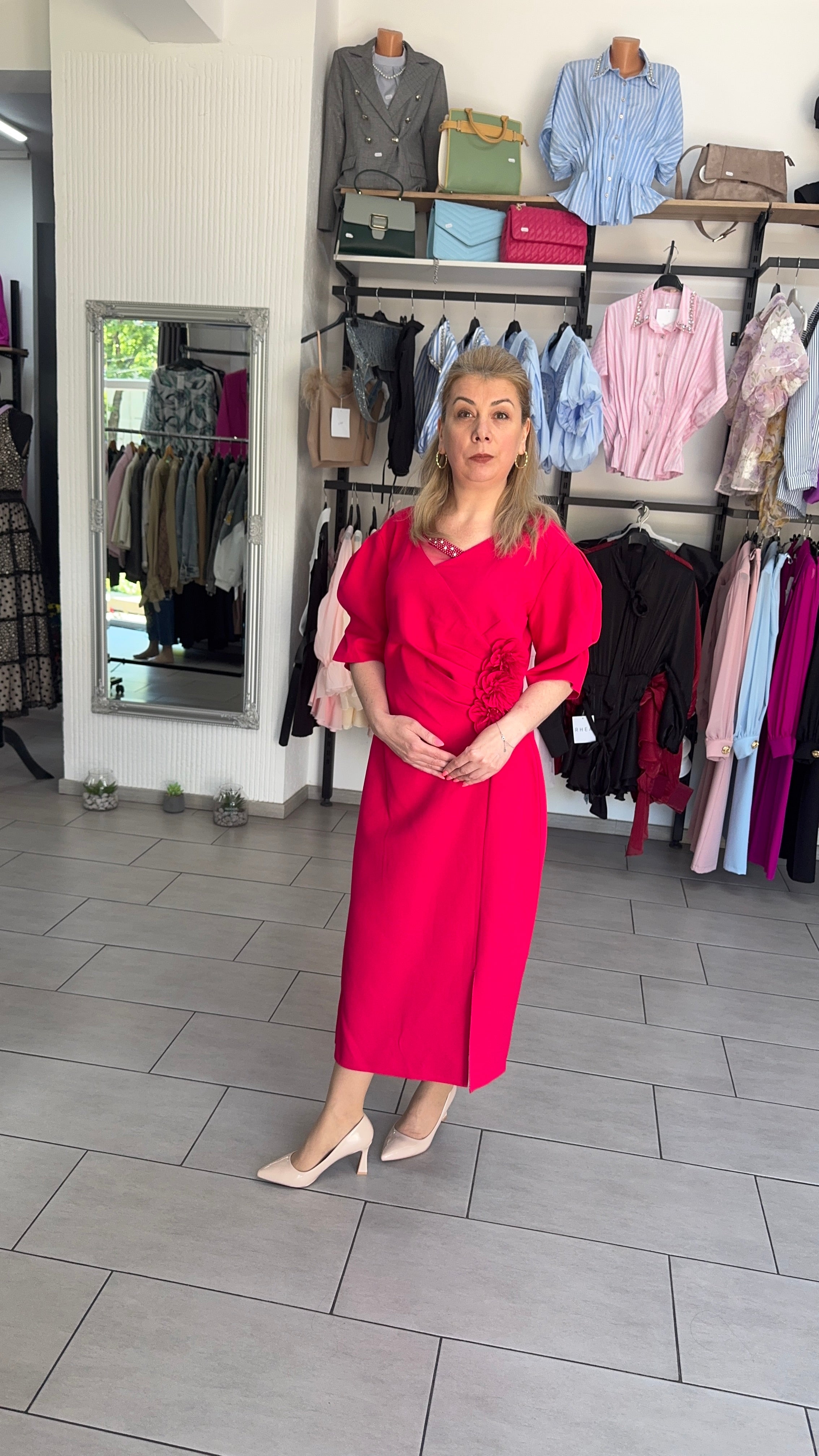 Rochie Midi Fucsia Elegantă cu Flori Aplicate și Decolteu în V